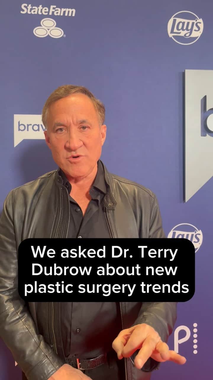 Huffington Postのインスタグラム：「“Botched” star @drdubrow took some time away from #BravoCon to fill us in on some of the hottest plastic surgery trends in Hollywood right now.  He breaks down how Ozempic and other weight loss drugs have impacted new trends, what celebrities are getting, and the procedure you should never do.」
