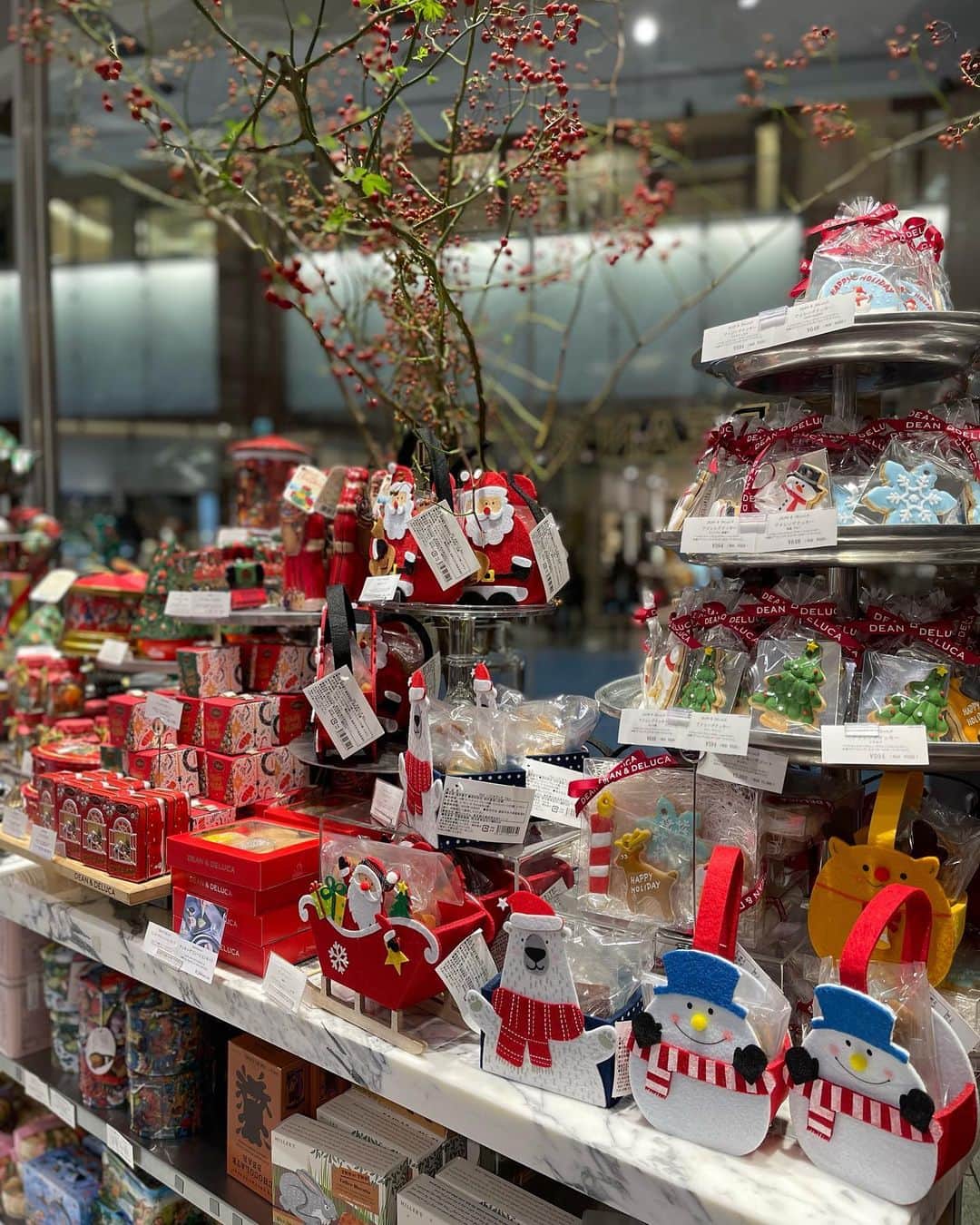 結城アンナのインスタグラム：「🌟Dean&Deluca, Tokyo Midtown B1🎄 🎄ディーン&デルーカ、東京ミドタウンB1✨  #xmasdecor #xmasdecorations #xmasmood #クリスマス #クリスマスクッキー #クリスマス準備」