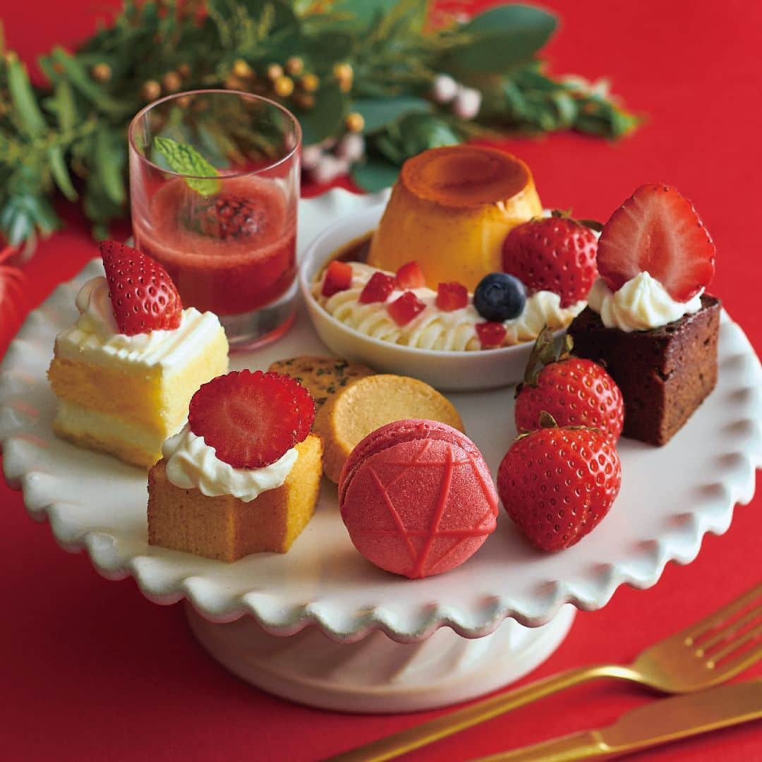 KIHACHI公式Instagramさんのインスタグラム写真 - (KIHACHI公式InstagramInstagram)「【キハチ 青山本店】 🎄KIHACHIのアフタヌーンティー ～クリスマススペシャル～  人気のアフタヌーンティーをクリスマスバージョンにしました！ クリスマスにぴったりの苺が主役の、赤とピンクを基調とした見た目にも可愛らしいスイーツと、キハチ自慢のセイボリーをたっぷり堪能できます。中段には、クリスマス限定の 「クリスマスナポレオンパイ」。 乾杯スパークリングも苺バージョン。クリスマスのひとときを、華やかなアフタヌーンティースタイルでお楽しみください。  ■料金：：8,800円　※ウェルカムドリンク、フリードリンク 90分制付き  ■販売店舗：キハチ 青山本店 1F カフェ＆フードホール  ■販売期間：2023年12月23日～25日 ①11:30～ ②14:00～ ※各回2時間制（フリードリンク L.O.30分前） ※要予約  ■予約　オンラインまたはお電話にて承ります。 ・オンライン予約　https://www.tablecheck.com/shops/kihachi-aoyama/reserve  ・電話　03-5785-3641（青山本店）  【MENU】 ～ウェルカムドリンク～ 苺を添えたスパークリングワイン または モクテル  ・苺のプリン・ア・ラ・モード ・苺のショートケーキ ・焼き苺と苺のスープ ・苺をのせたバームクーヘン ・苺をのせたブラウニー ・ラズベリーマカロン ・クッキー２種（黒胡麻・バニラ）  ・KIHACHIのクリスマスナポレオンパイ ・苺のソルベ  ・苺のカプレーゼ ・オリジナルスパイシーチキンバーガー ・フライドポテト　パルミジャーノ掛け  ～フリードリンク 90分制～ ・赤ワイン ・白ワイン ・コーヒー ・紅茶 ・ハーブティー  ※各日数量限定のため、無くなり次第終了します。 ※画像はイメージです  #KIHACHI #キハチ #キハチ青山本店 #クリスマスコース #クリスマススペシャルコース #クリスマスディナー #キハチのクリスマス #KIHACHIのパイ #KIHACHIのパイシリーズ #KIHACHIのナポレオンパイ #ナポレオンパイ #クリスマスナポレオンパイ #キハチのアフタヌーンティー #KIHACHIのアフタヌーンティー #KIHACHISAfternoontea #クリスマスアフタヌーンティー #ChristmasAfternoontea #アフヌン #ヌン活 #苺活 #いちご活 #アフヌン #いちごアフタヌーンティー」11月14日 6時55分 - kihachi_official