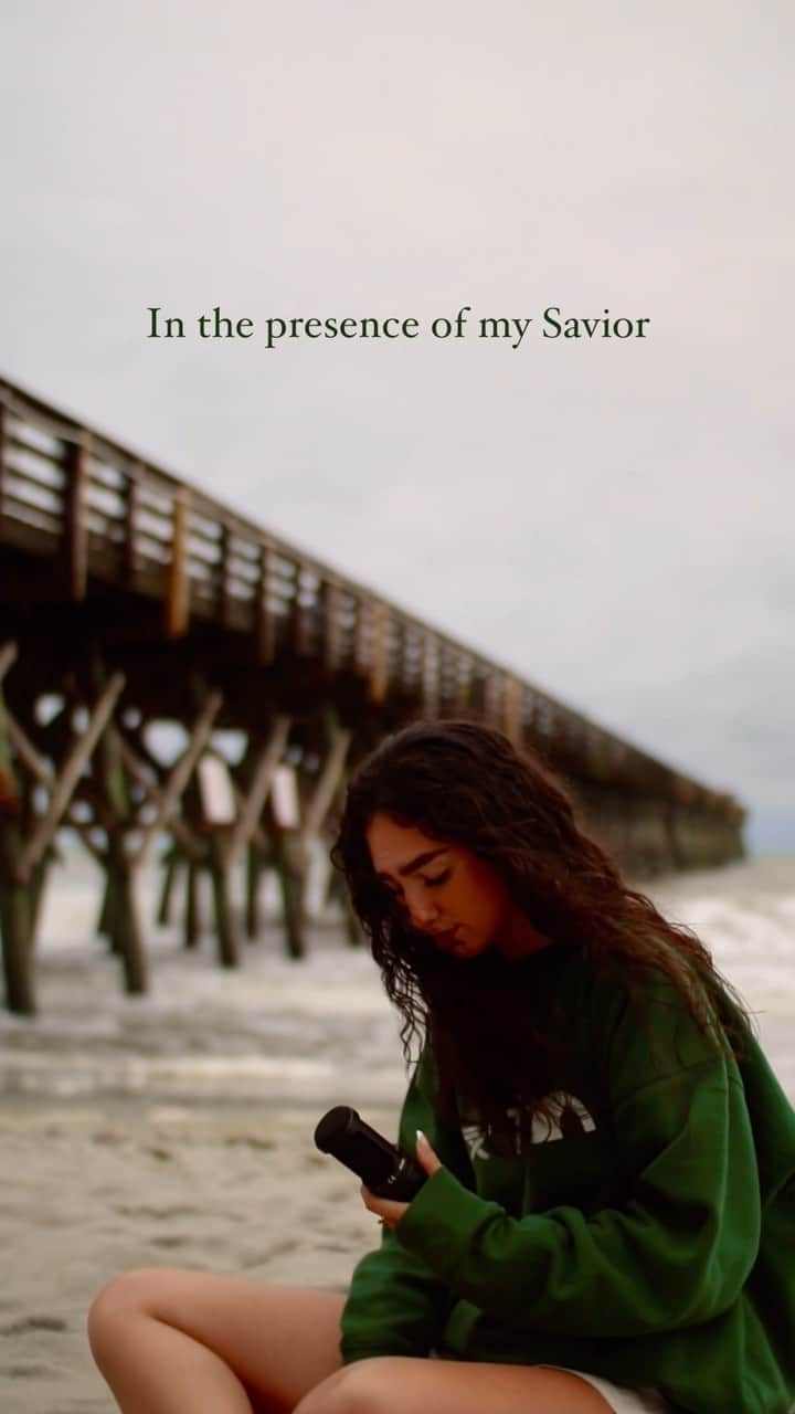 ユナイテッドのインスタグラム：「‘Oceans (Where Feet May Fail)’ by @hillsongunited 🌊🙌🏼  Spirit lead me - I love this prayer. I believe true worship is complete surrender to Jesus.   Asking God to take me wherever He wants can be daunting, but only because I don’t trust Him fully. God has never lead me to a place I regret. I am responsible for my regrets. He is always trustworthy. He is always faithful to keep His promises. He promises to keep me and to lead me on a path of everlasting of life.   Why wouldn’t I follow Him? Why wouldn’t I want to walk in the purpose that I was created for? Not only so I can be fulfilled, but also because I love Him. I love Him because He first loved me.   So this prayer is my heart. I want to follow Him wherever He calls me, whatever it may look like. Yes, there is a cost. But there is a greater cost in rejecting Him. I would rather take up my cross and follow Him than to go my own way that seems right to me, but leads to death.   And one day, it’ll all be worth it when I see my Savior face to face.   *Thank you so much to Hillsong United for co-posting with me! 💙  . . . . . #Oceans #Worship #Hillsong #Genavieve #Cover #Spotify #AppleMusic #Music #Singing #SouthCarolina #MyrtleBeach #Detroit #AmericanIdol #Metro #Nashville, #LA #Praise #PraiseAndWorship #Artist #Explore #Discover #ForYou #ForYouPage #HillsongUnited」