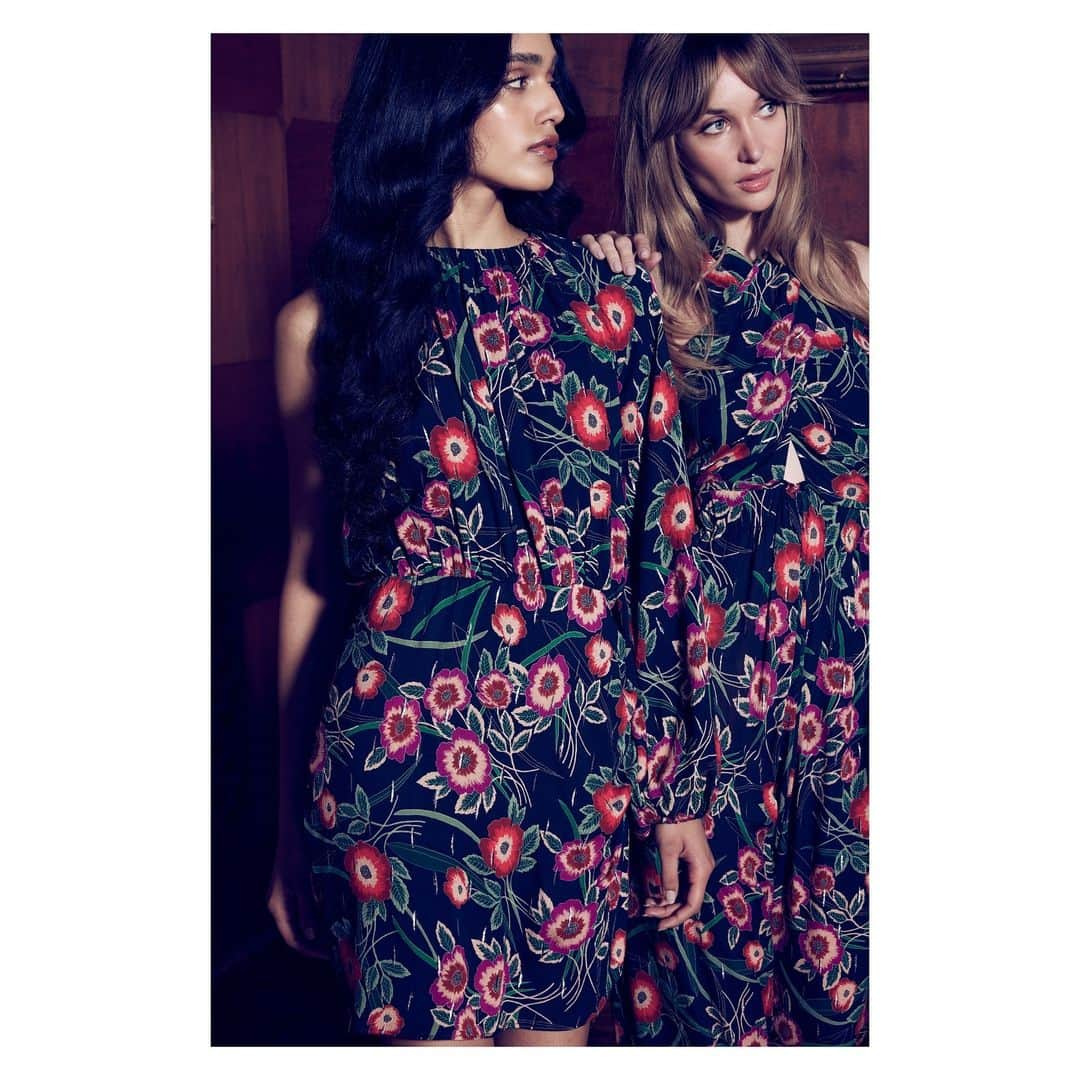 ティーバッグスのインスタグラム：「Fête florals – Discover captivating red anemones and vibrant florals in stunning new silhouettes that will sweep you off your feet. #MISAholiday23」