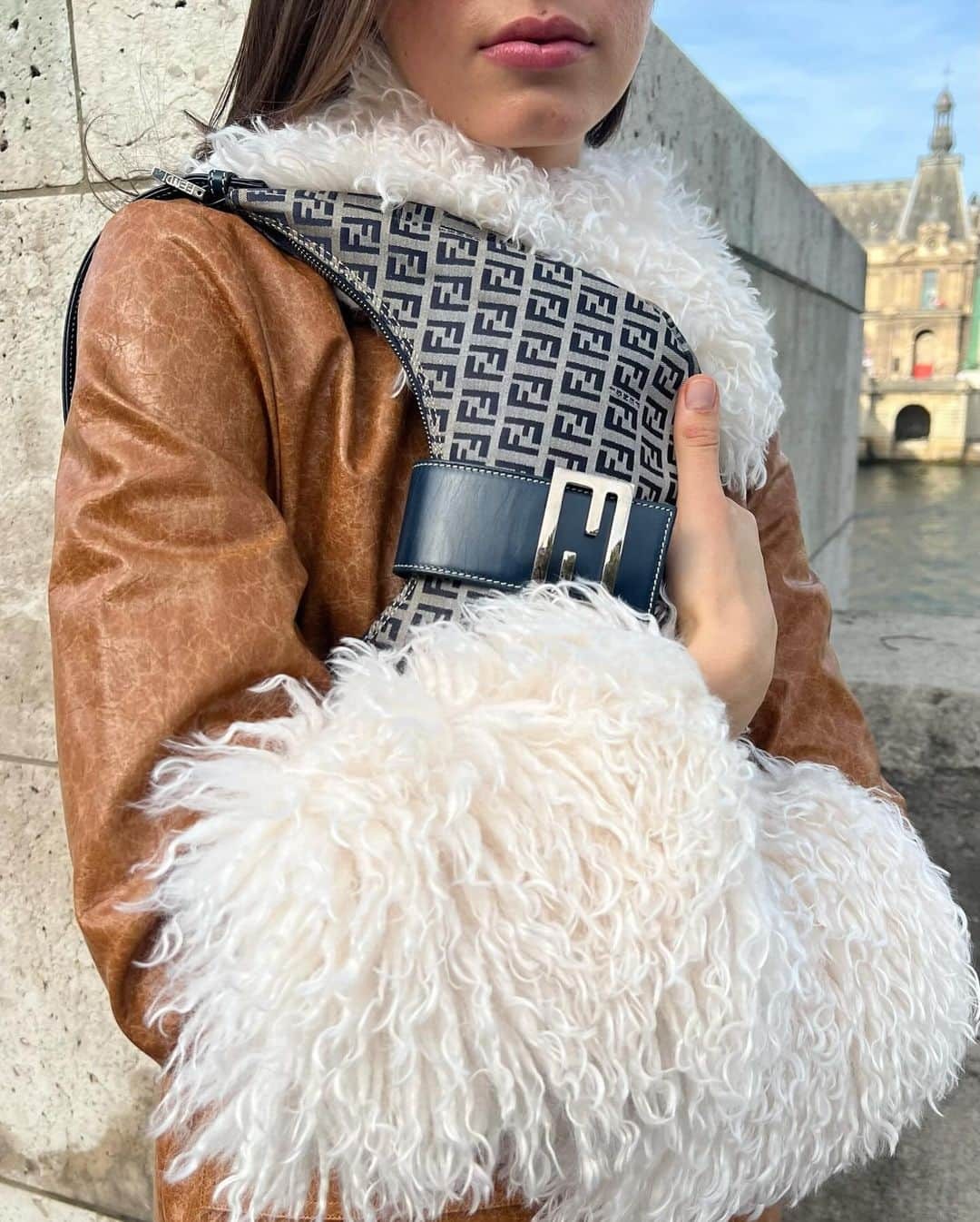 Shopbopさんのインスタグラム写真 - (ShopbopInstagram)「COAT TO NOTE: A standout stay-warm topper is a surefire way to look cool even when it's *freezing* (& it goes great with knee-high boots & an iconic bag). Shop via link in bio 🛍️」11月14日 7時07分 - shopbop