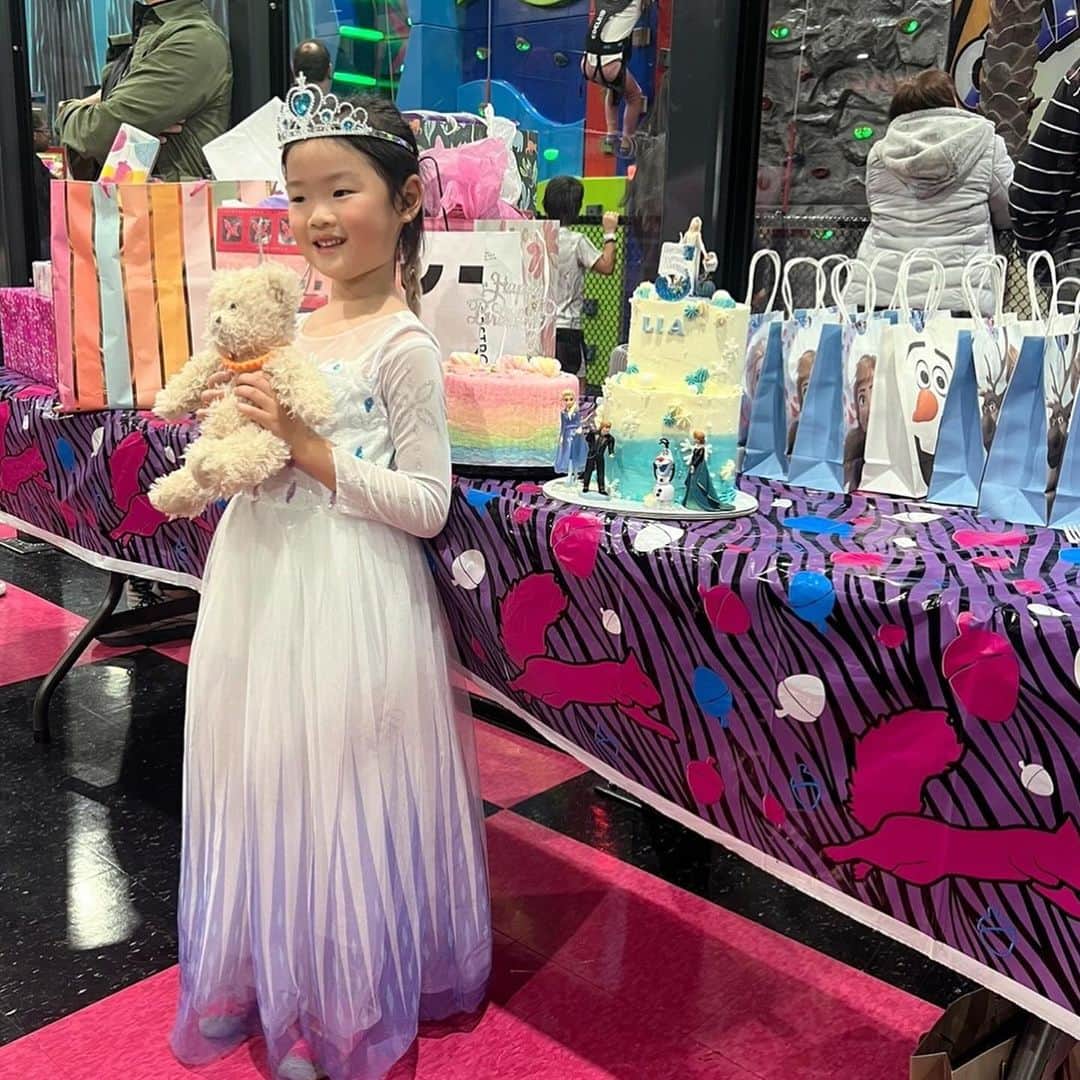 ヘリム・パクさんのインスタグラム写真 - (ヘリム・パクInstagram)「- Lia’s 5th Birthday Party🎂 리아가 몇달전부터 매일매일 기다리던 생일파티 🎉 역시나 리아는, 파티 시작부터 끝까지 누구보다 재밌게 행복하게 즐겼고😆, 친구들도 다같이 너무 행복해해서 준비한만큼 보람도 컸다는…💕  학교 친구들 20명 초대는 쉽지 않았지만, 다들 자기 일처럼 도와주고, 서로 아이들 봐주고, 너무너무 감사했던 하루🙏🥰  특히나, 우리 리아가, 친구들에게 사랑 마니 받고 잘 지내는 모습보니, 엄마는 눈물이 핑🥹  세상에서 제일 예쁜 우리 리아, 다섯번째 생일 축하해🩷🩷」11月14日 7時13分 - iam_hyepark