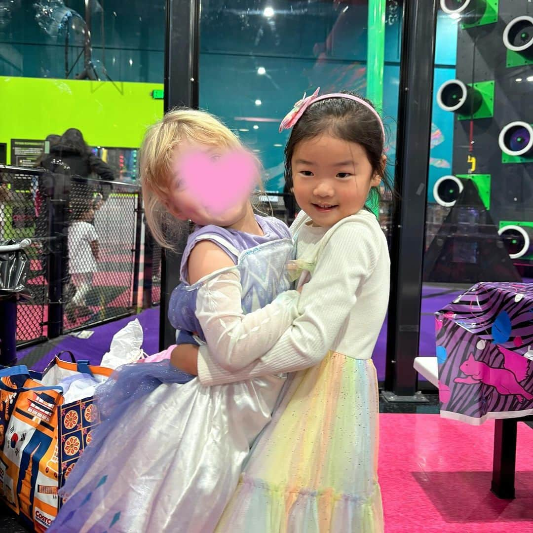 ヘリム・パクさんのインスタグラム写真 - (ヘリム・パクInstagram)「- Lia’s 5th Birthday Party🎂 리아가 몇달전부터 매일매일 기다리던 생일파티 🎉 역시나 리아는, 파티 시작부터 끝까지 누구보다 재밌게 행복하게 즐겼고😆, 친구들도 다같이 너무 행복해해서 준비한만큼 보람도 컸다는…💕  학교 친구들 20명 초대는 쉽지 않았지만, 다들 자기 일처럼 도와주고, 서로 아이들 봐주고, 너무너무 감사했던 하루🙏🥰  특히나, 우리 리아가, 친구들에게 사랑 마니 받고 잘 지내는 모습보니, 엄마는 눈물이 핑🥹  세상에서 제일 예쁜 우리 리아, 다섯번째 생일 축하해🩷🩷」11月14日 7時13分 - iam_hyepark