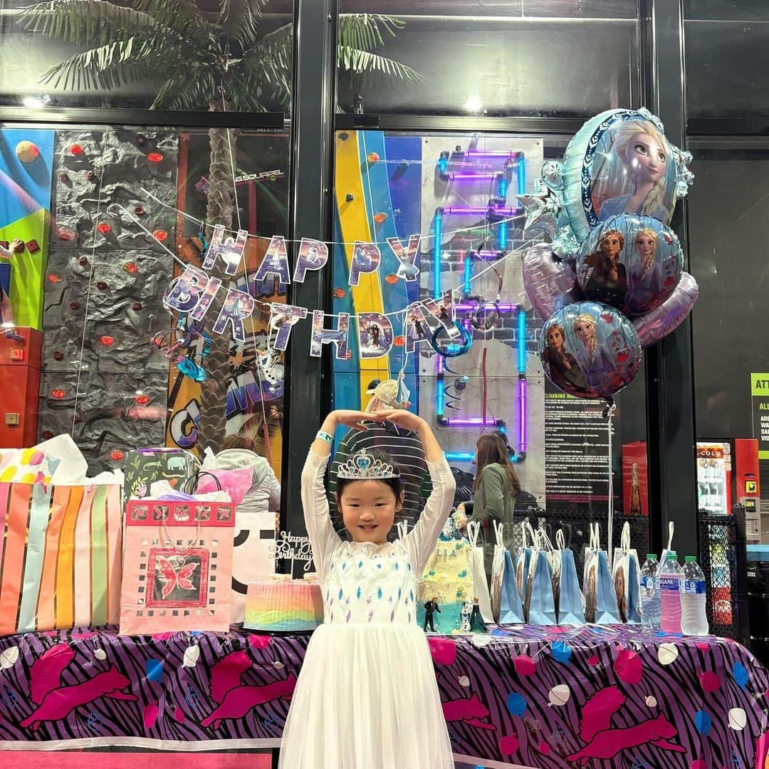 ヘリム・パクのインスタグラム：「- Lia’s 5th Birthday Party🎂 리아가 몇달전부터 매일매일 기다리던 생일파티 🎉 역시나 리아는, 파티 시작부터 끝까지 누구보다 재밌게 행복하게 즐겼고😆, 친구들도 다같이 너무 행복해해서 준비한만큼 보람도 컸다는…💕  학교 친구들 20명 초대는 쉽지 않았지만, 다들 자기 일처럼 도와주고, 서로 아이들 봐주고, 너무너무 감사했던 하루🙏🥰  특히나, 우리 리아가, 친구들에게 사랑 마니 받고 잘 지내는 모습보니, 엄마는 눈물이 핑🥹  세상에서 제일 예쁜 우리 리아, 다섯번째 생일 축하해🩷🩷」