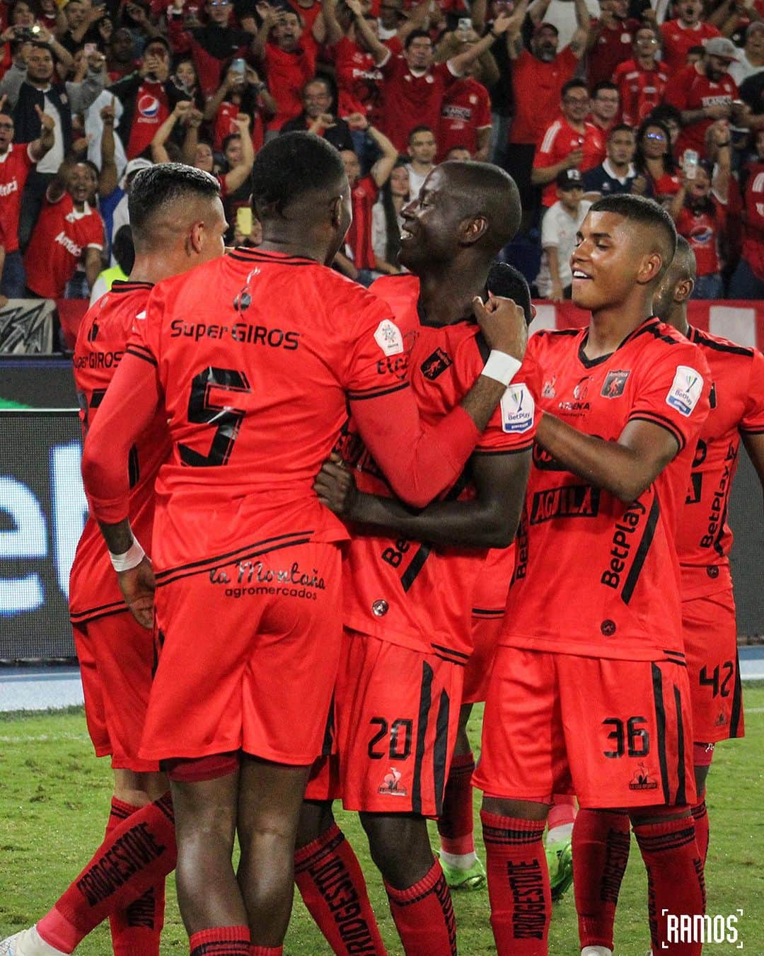 アドリアン・ラモスのインスタグラム：「Todos unidos lucharemos por el mismo objetivo: GANAR. Gracias a nuestra hinchada que siempre está presente 💪🏾   Los rojos 👹  📸 @sebastiancobo96」
