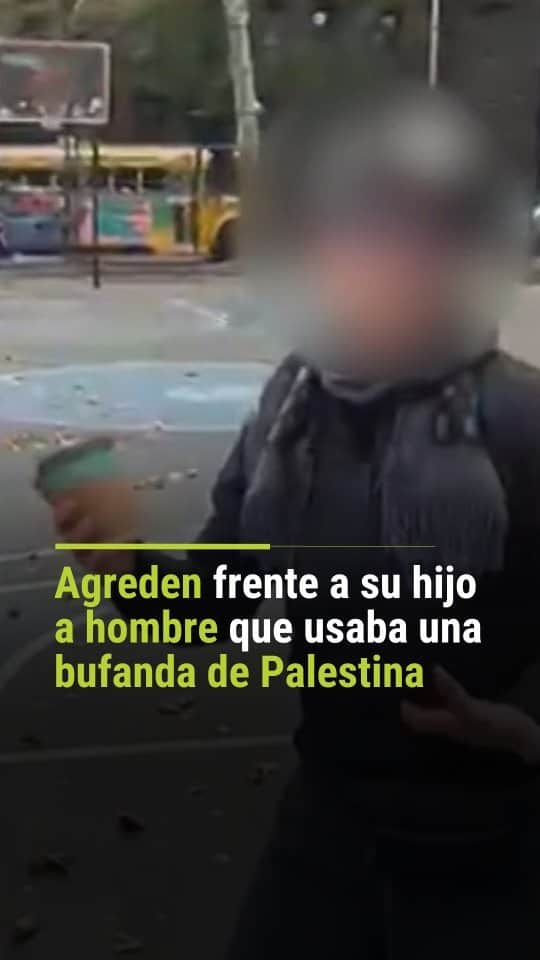 Primer Impactoのインスタグラム：「📌 Un hombre que usaba una bufanda de Palestino, fue agredido en un parque frente a su hijo de apenas 18 meses.  📺 Más en Primer Impacto a las 5pm/ 4C de lunes a viernes por @univision   #palestina #agresion #parque #nuevayork #eeuu #PrimerImpacto」