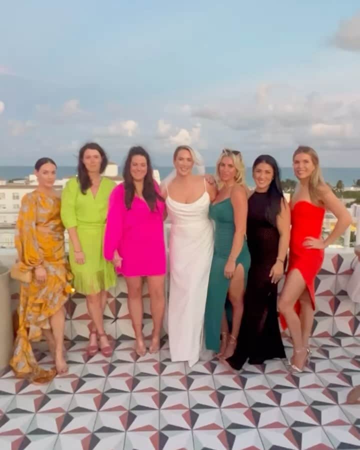 テッサ・ヴァーチュのインスタグラム：「Miami magic ☀️」