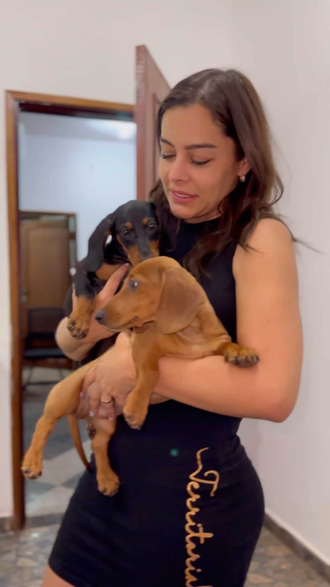 ラリッサ・リケルメのインスタグラム：「Amar y darles lo mejor a tus mascotas ❤️✨   Gracias a la Dra! Sandra al Dr!   Por darles amor a mis cachorros 🐶 @dulceshuellitas12   Amor a los #teckel #salchichas」