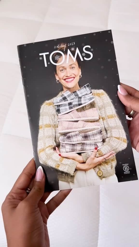 トムズシューズのインスタグラム：「Our Holiday Catalog is live! Give the gift of impact this holiday season #WearGood」