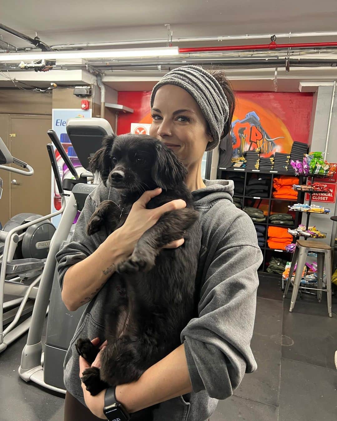 ジェイミー・アレクサンダーさんのインスタグラム写真 - (ジェイミー・アレクサンダーInstagram)「Solid leg day today💪🏻 plus puppy cuddles with Mia🥰💛 #fitby40」11月14日 7時25分 - jaimiealexander
