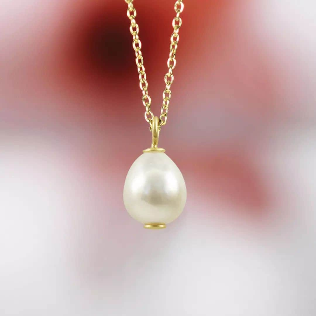 ミーアンドローのインスタグラム：「A luminous South Sea Pearl…a gift from the Sea ❤️」