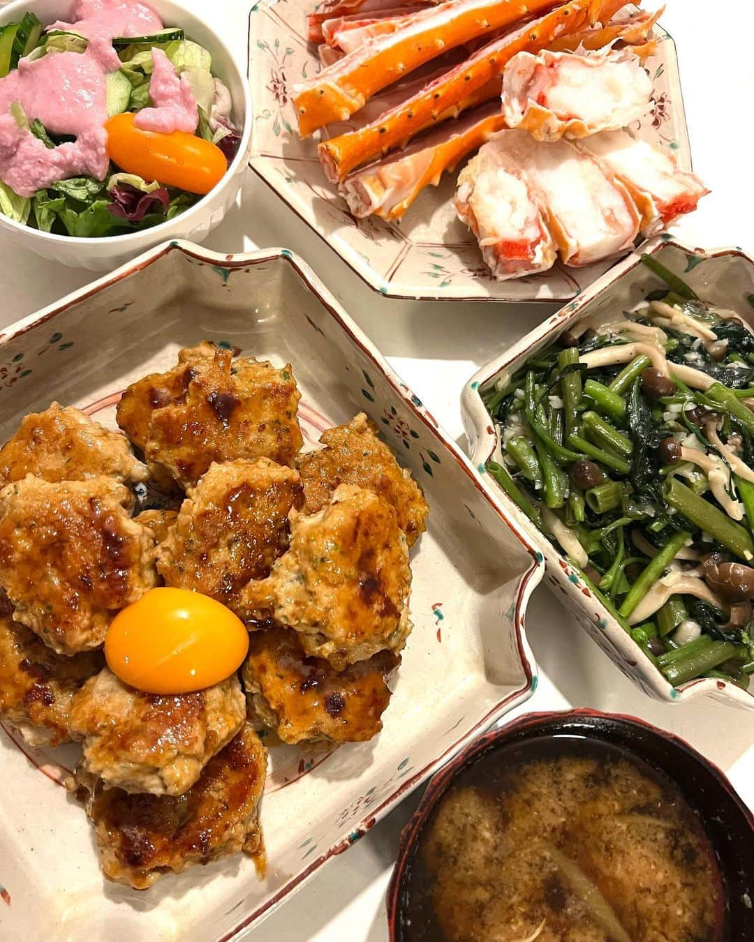 甘糟記子のインスタグラム：「帰国してからの夕飯やらお菓子やら、お弁当(≧∀≦)  今年は蟹が安いらしいですね\(//∇//)\  スーパーでもこのボリュームで2000円切ってたので買ってしまった(๑>◡<๑) 私は溶かしバターで食べるのが大好き！！  2.3枚目は息子殿がいつもハロウィンの時に私が作るのを楽しみにしてるんだけど、今年は焼かなかったのでリクエストされました(o^^o)  ハワイの間お留守番だったし、疲れてても作るよ〜\(//∇//)\  実は私もこのショートブレッド大好きなんだ(๑˃̵ᴗ˂̵) W.E.で習ってから毎年作ってます！  @w.e._internationalcookingsalon   3枚目の夕飯でもちょうどW.E.で天丼のタレを作ったので、天麩羅蕎麦の夕飯に天丼も追加！！  美味しかった〜(๑>◡<๑)  残りは最近のお弁当だよ〜！  ちなみに、私と姫がハワイの間はパパが息子殿のお弁当を作ってくれてました。 焼そばとか、炒飯とか、焼肉弁当ね！  はい、これで私が居なくてもパパがお弁当作れると証明されたわけです（笑） 友達との大人旅も少しずつ行ける予感\(//∇//)\  子供の成長とパパの成長って最高です(〃ω〃)  #甘糟ご飯#ご飯#おうちご飯#夕飯#家ご飯」