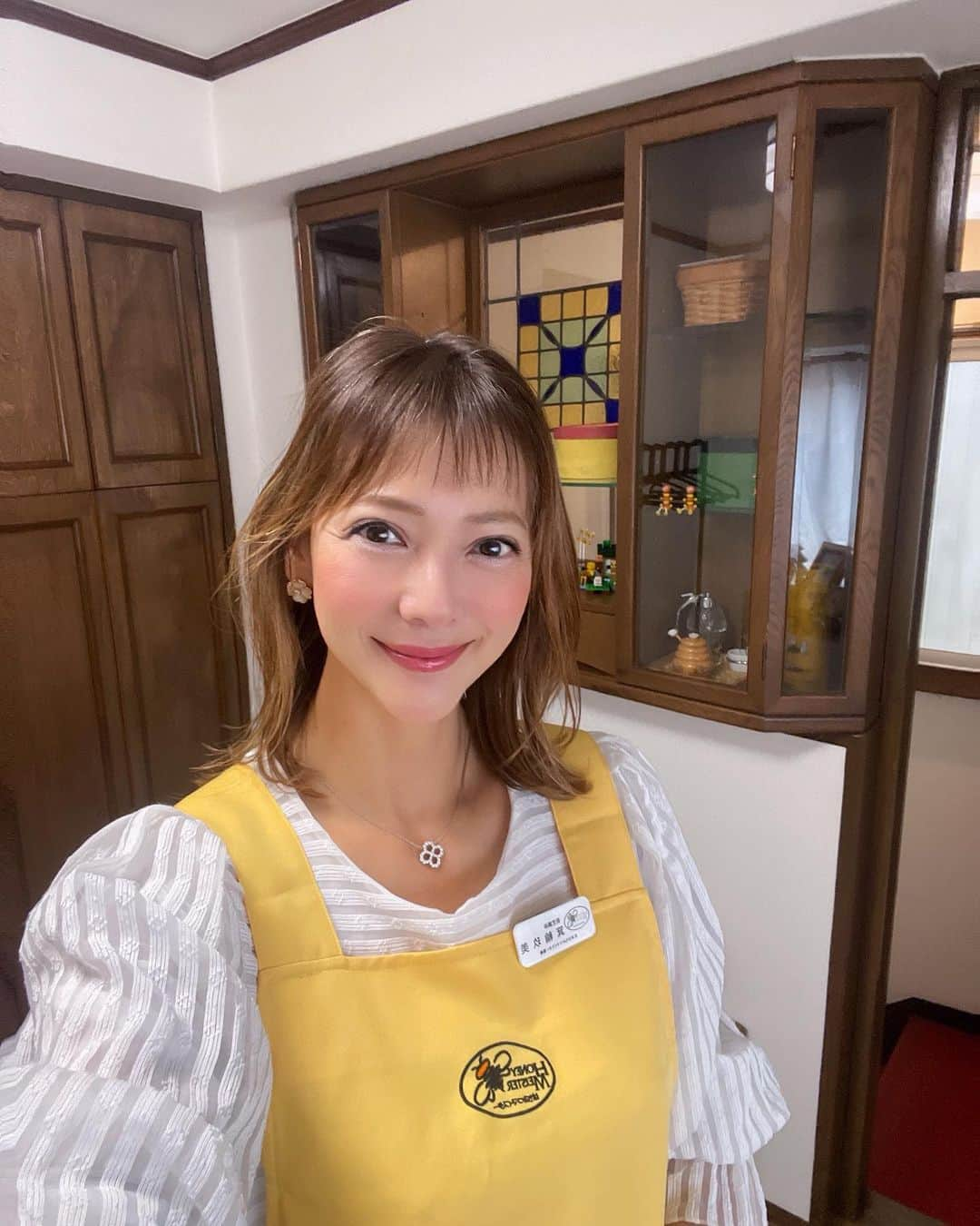 箕輪玖美のインスタグラム：「日曜日ははちみつマイスター協会にて、蜜蝋のワークショップを開催して来ました😃　@honeymeister_association  ・ ・ 今回はクリスマスに向けた、天使と松ぼっくりのキャンドル🕯️ それぞれ精製蜜蝋と未精製蜜蝋で作って頂きました✨ ・ ・ シリコン形から蜜蝋を取り出す時は、皆さんから「わぁ〜可愛い💕」と歓声が😊 ・ ・ 思いがけず友人も申込んでくれていて、嬉しいサプライズもありました✨ ワークショップ後ははちみつ紅茶とモロフのファヤージェで一息入れて頂きました☕️ ・ ・ ご参加下さった皆さま、ありがとうございました😊✨   #蜜蝋 #蜜蝋キャンドル #アップサイクル #環境に優しい #蜜蝋ワークショップ #はちみつマイスター協会 #はちみつマイスター認定講師 #キャンドルアーティスト #はちみつ好きな人と繋がりたい #キャンドルアーティスト #箕輪玖美」