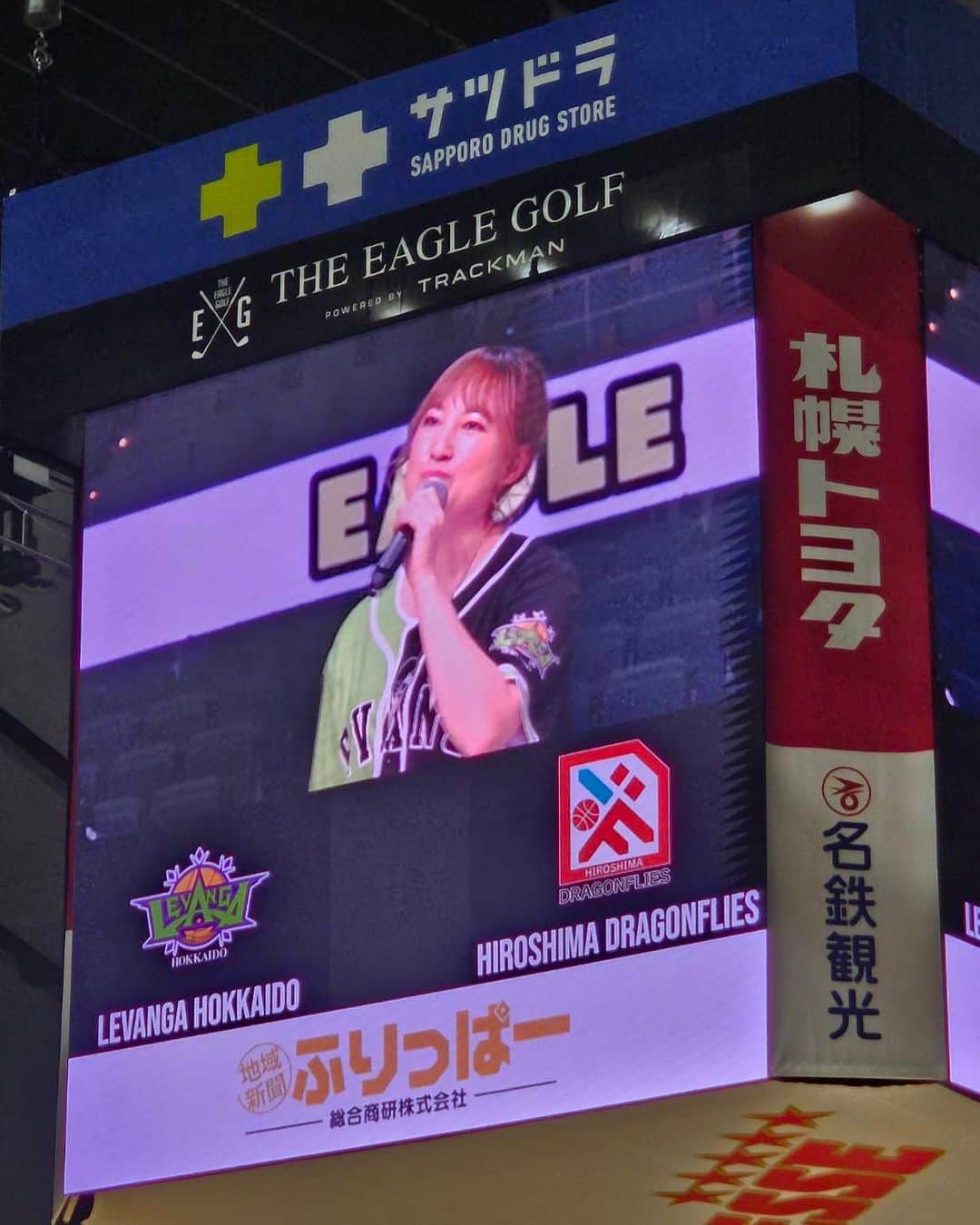 浅井未歩さんのインスタグラム写真 - (浅井未歩Instagram)「レバンガ北海道　JAグループ北海道冠試合で牛踊り披露🐮  広島ドラゴンフライズとの一戦🐉🔥 約4600人の方がご来場！！！ 来てくれた皆様ありがとうございました！  牛踊りでの出演は全3回！  前座での歌唱、ノール舟木健くんとのトークコーナー。  ハーフタイムでは、 パシスタスピリッツ、レバードくん、コンサドールズ、ドーレくんとのスペシャルコラボ歌唱🐮🎤💕  そして第4Qオフィシャルタイムアウトでは ノールの舟木健くんも一緒にパフォーマンスを披露しました🙌  あとから動画など見せていただいて、 こんなふうに映っていたのだと感動。 このような形で牛踊りを披露できたことに感謝いたします。  大変光栄な機会をありがとうございました！  この日はじめて折茂代表にお会いできました！ JA北海道中央会の樽井会長にもお会いできて 牛ポーズで記念撮影😆🙇‍♀️ 健くん、楽しい方でした😆  JAグループ北海道のブースは、 たくさんの人人人！大盛況でした😆😆😆  今後も、私たちに美味しい食べ物を届けてくれるJAさんや、生産者さんへの感謝を忘れずに  ライブや歌で、国消国産の取り組みを発信していきます🥦🍅🍆🥕🧅🥔🍠🥛🐄  JAグループ北海道さま レバンガ北海道さま 来てくれた皆様、来れなくても応援してくれてた皆様😆 ありがとうございました🥰🙌✨  #レバンガ北海道 #JAグループ北海道 #牛踊り #国消国産 #歌手 #北海道観光大使」11月14日 7時37分 - asaimiho____24