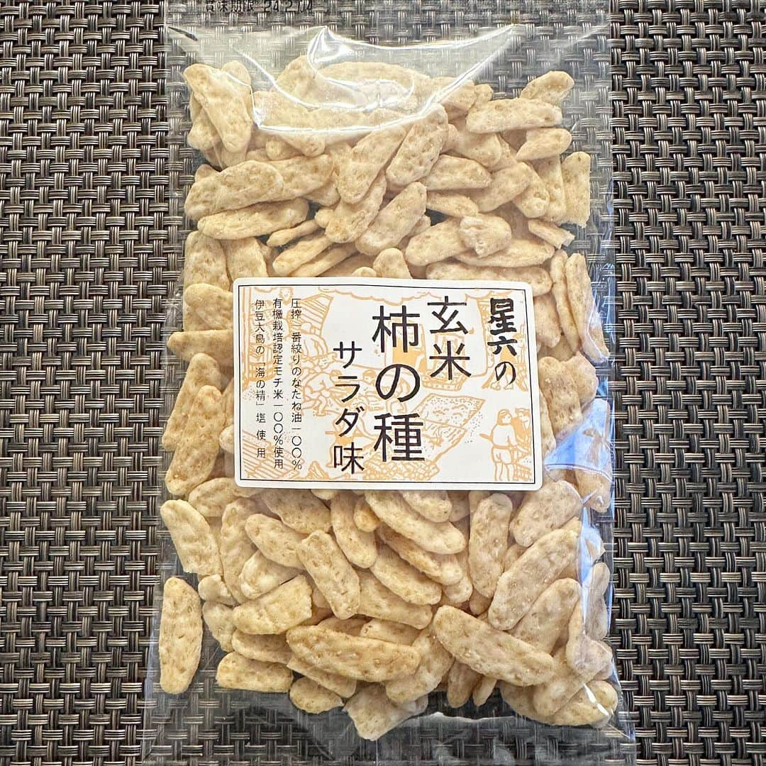 中倉隆道のインスタグラム：「. 柿ピーモーニング♬🍘☺️✨  今朝は星六の 『玄米柿の種サラダ味』  有機栽培もち米100%使用！ 菜種油と塩もこだわりの逸品✨  シンプルに玄米の香ばしさが際立つファーストスメル  薄焼きの種は米粒の粒々が残って硬い部分とサクッとした部分で食感にリズムがあっていいね♬ もち米の甘みが塩と油で際立ってウマウマ！！😋👍  派手さはないけど確かな旨さ👍  これは米が美味いね！！ハマる✨  今日も笑顔いっぱいで元気にいきまっしょい！😊✨  #玄米柿の種サラダ #星六 #中倉隆道 #柿の種 #柿ピー研究家 #柿ピー #柿ピー評論 #柿の種研究家 #ご当地シリーズ #ご当地柿の種 #柿ピーウォッチング #フリーアナウンサー #アニメ研究家」