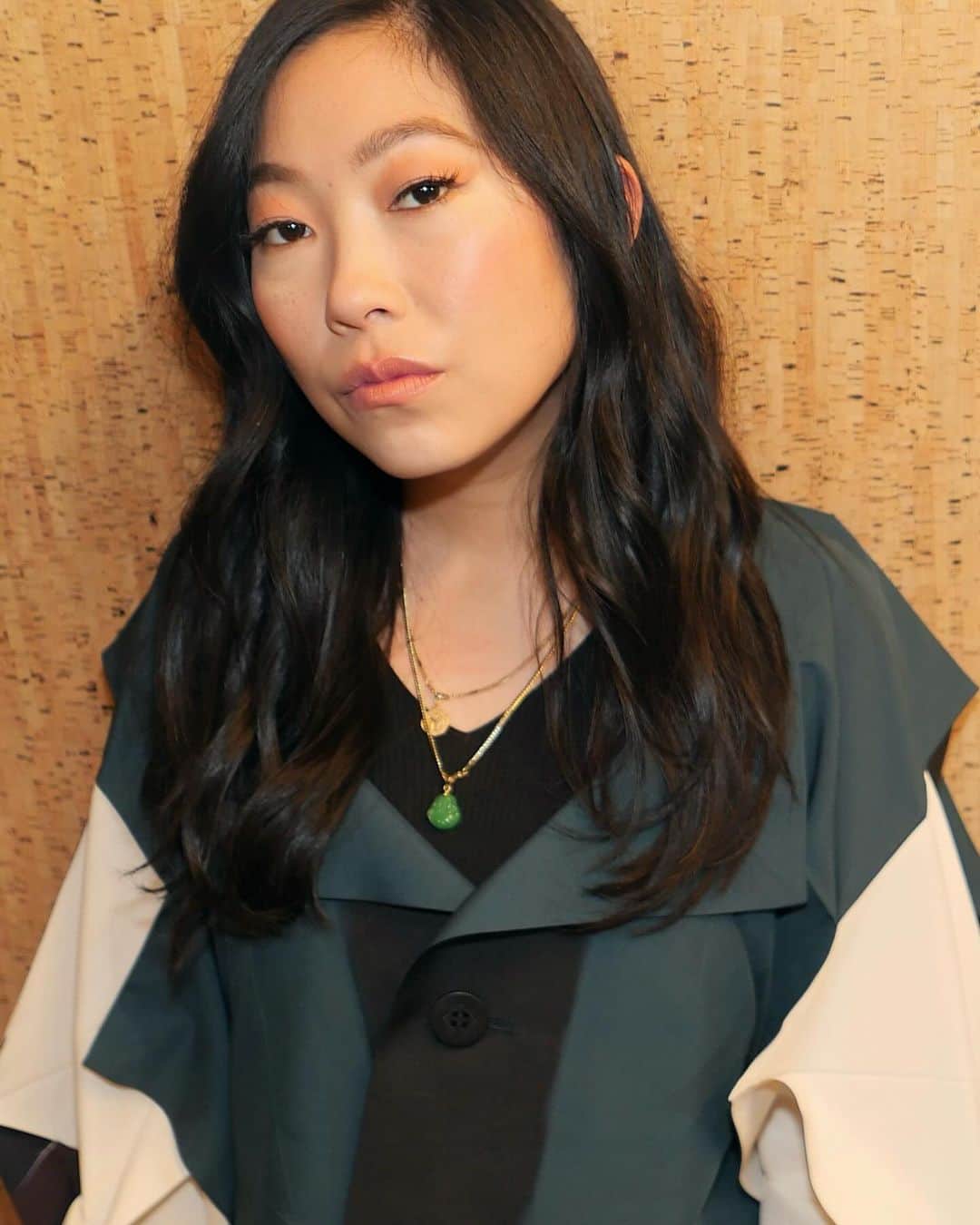 Vincent Oquendoのインスタグラム：「#Awkwafina for @latenightseth tonight 🖤 hair by @cnaselli #MakeupByVincent」
