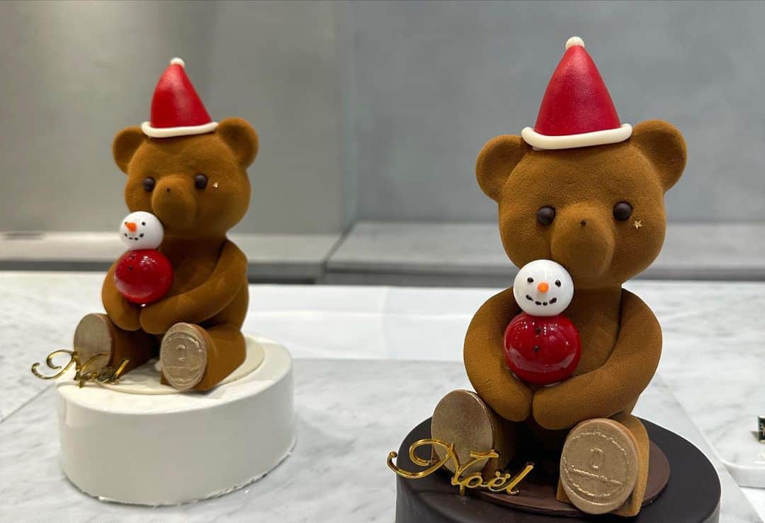 伴杏里さんのインスタグラム写真 - (伴杏里Instagram)「@louangetokyo_lemusee  クリスマスケーキ🎄が　とってもかわいい〜🐻💓 どのケーキにしようか迷ってしまうほど⭐️ やっぱりクマさんケーキかなぁ？😇 アフタヌーンティー🫖のセットも素敵でした🍰 ケーキ大好きなので楽しい時間をありがとうございました💚  #louangetokyo  #christmascake」11月14日 7時45分 - anri.ban