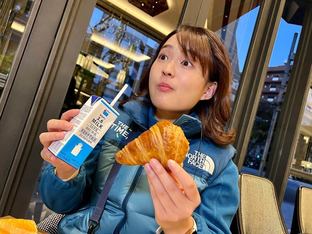 篠原梨菜さんのインスタグラム写真 - (篠原梨菜Instagram)「#早朝グルメ 東京・人形町駅近く LE CINQ(ル・サンク)へ！ ホテル併設のパン店。 季節のフルーツデニッシュ🌰 栗の優しい甘みとサクサクの生地！ ミニオリジナルブレッド🍞 手のひらサイズの食パン。モチモチでミルク香る🥛 クロワッサン🥐サクふわ！焼きたてパンは幸せの香り🥖 #朝5時55分の美味time #thetime_tbs #ルサンク #日本橋グルメ  #パン #クロワッサン #tbs」11月14日 7時39分 - shinorinatbs