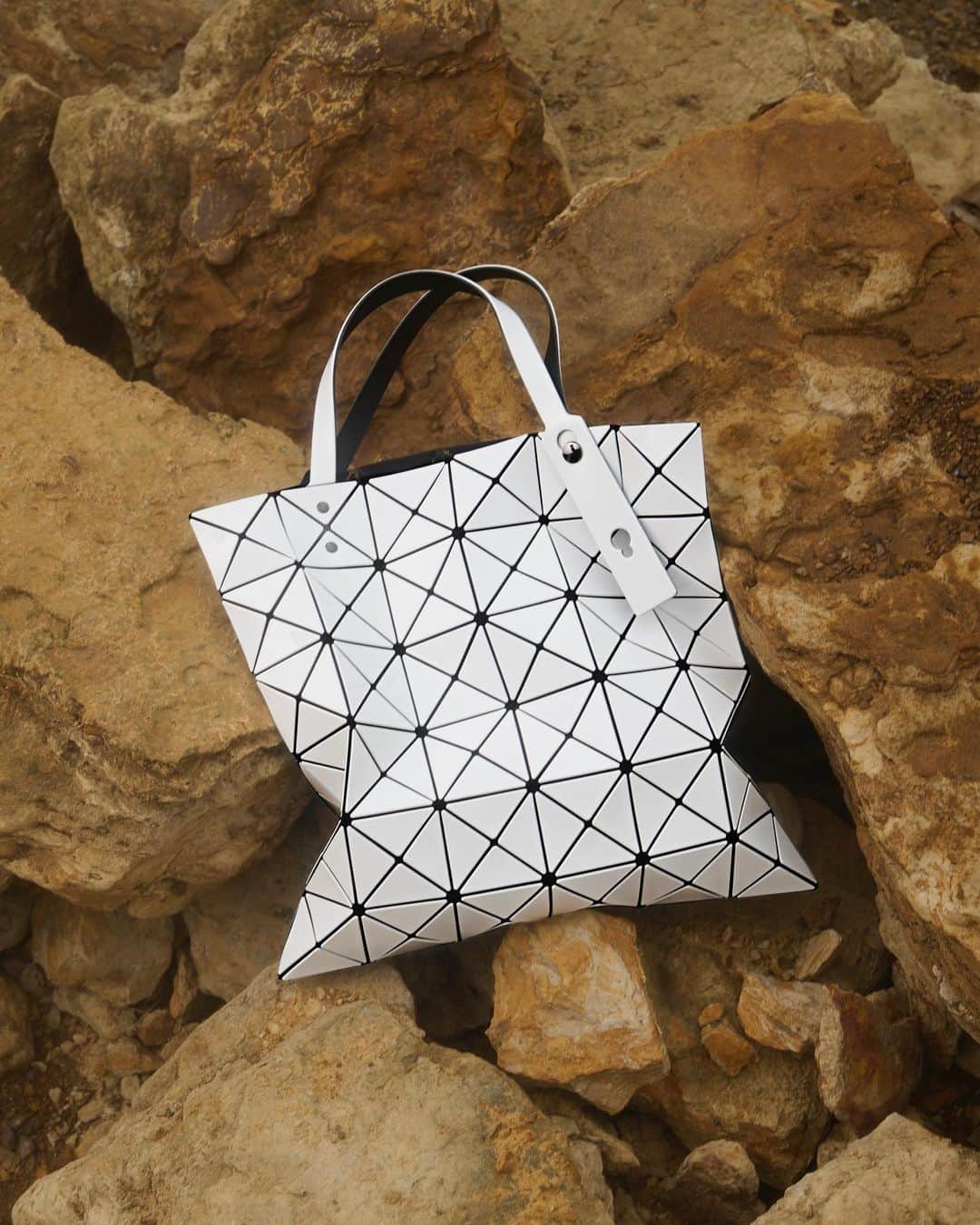 のインスタグラム：「HOLD THIS ✨Shop modern classics like the Bao Bao Issey Miyake Lucent Geo tote.」