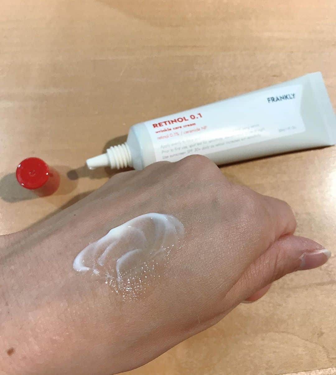 葵さんのインスタグラム写真 - (葵Instagram)「フランクリー様の3点をお試し中♡ @frankly.skincare_jp  以前も使用したことのあるお気に入り！ ・ビタC21セラム ビタミンCをたっぷりと詰めこみシミケアにおすすめ！ 化粧水のあとたっぷり塗っています。 なめらかでハリと弾力のある肌に✨  ・レチノール ピュアなレチノールだけの成分でシワケアを！ 最近乾燥じわが気になってたからこちらもたっぷり 塗ってるよ！もちもちした肌に✨  ・クローザーセラム 9種のペプチドとアデノシンでたるんだ毛穴を引きしめる！べたつかずにさらっとしているから塗りやすいです。  この3点で肌をいつまでも若々しくしたい🎶  #PR #フランクリー#シンビジャパン#韓国コスメ #オリーブヤング#レチノール @shinbeejapan」11月14日 7時42分 - dolphin_coconut