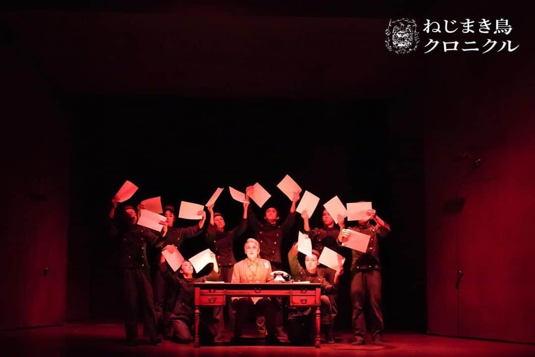 音くり寿さんのインスタグラム写真 - (音くり寿Instagram)「『#舞台ねじまき鳥クロニクル 』  今、やってます。  宜しくお願い致します。  劇場でお待ちしております。  …………………………………………………………………………………  〈ー演じる・歌う・踊るー トップクリエイターたちの手で舞台化された 村上春樹の代表作〉  世界的に評価される村上春樹の 傑作長編『ねじまき鳥クロニクル』を、 イスラエルの奇才 インバル・ピントと 気鋭のアミール・クリガーの演出、 演劇界の俊英 藤田貴大の脚本で舞台化し、 音楽を大友良英が手掛けた創造性豊かな意欲作。 2020年の初演時に、公演期間の短縮を 余儀なくされた伝説のステージ。  ◎2023年11月7日(火)～11月26日(日) 東京芸術劇場プレイハウス  ◎2023年12月1日(金)～3日(日) 梅田芸術劇場シアター・ドラマシティ  ◎2023年12月16日(土)・17日(日) 刈谷市総合文化センター大ホール  ＜演じる・歌う・踊る＞ 岡田トオル：成河／渡辺大知 笠原メイ：門脇 麦 綿谷ノボル：大貫勇輔／首藤康之（Wキャスト） 加納マルタ／クレタ：音 くり寿 赤坂シナモン：松岡広大 岡田クミコ：成田亜佑美 牛河：さとうこうじ 間宮：吹越 満 赤坂ナツメグ：銀粉蝶   ＜特に踊る＞ 加賀谷一肇 川合ロン 東海林靖志 鈴木美奈子 藤村港平 皆川まゆむ 陸 渡辺はるか （五十音順）   ＜演奏＞ 大友良英 イトケン 江川良子  #村上春樹 #インバルピント #アミールクリガー  #成河 #渡辺大知 #門脇麦 #大貫勇輔 #首藤康之 #音くり寿 #松岡広大 #成田亜佑美 #さとうこうじ #吹越満 #銀粉蝶 #ホリプロ  ………………………………………………………………………………  きみがなにかにしっかりとまもられることをいのってる。」11月14日 7時47分 - otokurisu
