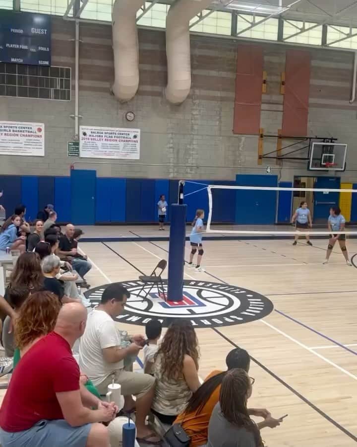 のインスタグラム：「Keep doing your thing on the 🏐 court Zhuri, you’re welcome in the National Team gym anytime!  (Repost @kingjames)  Another One in the making! Uh-Oh 😱!! Let’s Gooooooo Munchin!! @allthingszhuri got NEXT!! 🏐 VIBES!! #JamesGang👑 #ZTheWarriorPrincess👸🏾」