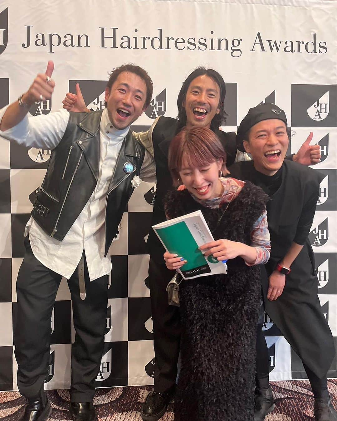 栗原貴史さんのインスタグラム写真 - (栗原貴史Instagram)「@jha.institute   サロンチーム賞 @kensukemorishima  @teraoka_yukihiro  @misaki_kinoshita  @kuri0804   こちらはノミネートどまりでしたが、東京エリアの最優秀賞を同期の森嶋　@kensukemorishima  が獲る事ができました！ 同じ志を持った仲間と共に高みを目指せること。そして結果が出る時も、そうでは無い時も歩み続けることの大切さ。  やはりこの時間は最高な時間でした。  @peekaboo_newoman_shinjuku @peekabooacademyofficial @peekaboosalonsofficial @peekaboo_webacademy  #新宿美容室  #newoman新宿  #骨格補正  #骨格補正カット #ボブ  #グラボブ  #ショートヘア #ショートカット #ショートボブ #facelayerd #shortcut #hairistyle #contrastdesign #contrastcolor #bob #peekabooneeomanshinjuku #JHA #japanhairdressingawards  #japanhair」11月14日 7時49分 - kuri0804