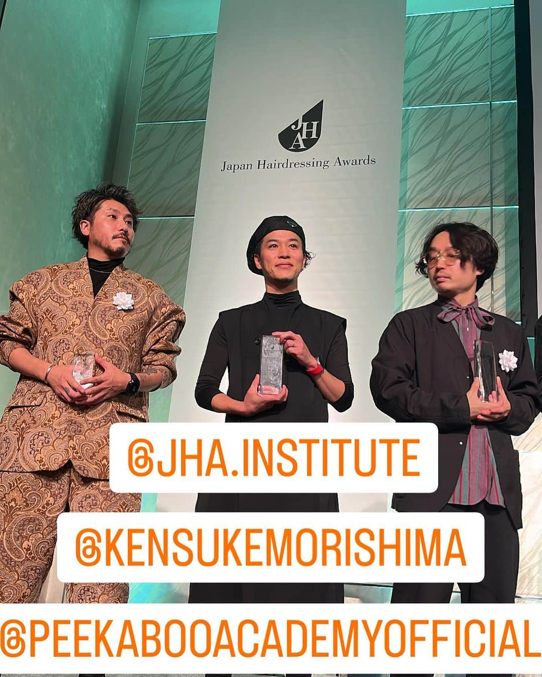 栗原貴史さんのインスタグラム写真 - (栗原貴史Instagram)「@jha.institute   サロンチーム賞 @kensukemorishima  @teraoka_yukihiro  @misaki_kinoshita  @kuri0804   こちらはノミネートどまりでしたが、東京エリアの最優秀賞を同期の森嶋　@kensukemorishima  が獲る事ができました！ 同じ志を持った仲間と共に高みを目指せること。そして結果が出る時も、そうでは無い時も歩み続けることの大切さ。  やはりこの時間は最高な時間でした。  @peekaboo_newoman_shinjuku @peekabooacademyofficial @peekaboosalonsofficial @peekaboo_webacademy  #新宿美容室  #newoman新宿  #骨格補正  #骨格補正カット #ボブ  #グラボブ  #ショートヘア #ショートカット #ショートボブ #facelayerd #shortcut #hairistyle #contrastdesign #contrastcolor #bob #peekabooneeomanshinjuku #JHA #japanhairdressingawards  #japanhair」11月14日 7時49分 - kuri0804