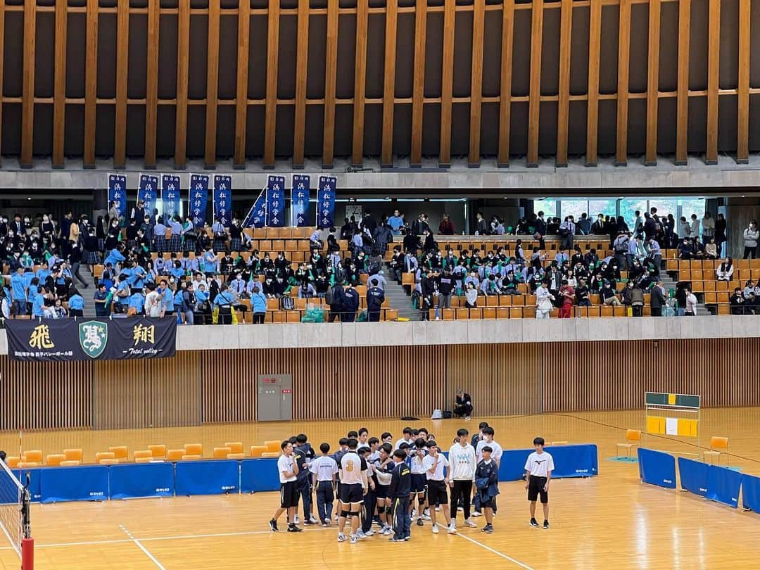 松下翔太郎さんのインスタグラム写真 - (松下翔太郎Instagram)「・ ・ 【春高バレー静岡県予選男子決勝    浜松修学舎3-1聖隷クリストファー】  続けて春高の投稿をもう一つ🏐  今年は、男子決勝の実況を担当させて頂きました。 浜松修学舎は学校史上初の優勝！ 念願の春高全国出場おめでとうございます！ 去年全中優勝を果たした1年生4人がレギュラーに入り、 上級生や控えの選手も活躍し、一丸となって掴んだ優勝。 夏の総体決勝のリベンジを果たしました！  一方、連覇と県三冠を狙った王者・聖隷。 今年は春高全国で日本一を目指していました。  レギュラーはリベロの1人以外全員3年生。 去年の秋に左腕を骨折し、全治半年の大怪我を乗り越えた セッター長岡選手のトスを得点にするんだという想い。 そしてU18日本代表でも中心となって活躍した 大エースの小野駿太選手に楽に決めさせたいと、 夏目選手、勝又選手、荻選手、小山選手、西川選手を始め それぞれが努力して去年より成長してきました。 「誰かのために」の気持ちが本当に強い代だと感じました。  ②Se長岡選手 「駿太にトスを上げられるのは人生において誇れること」  チームメイトにとっても自慢の大エース小野選手を中心に 全国からも注目された聖隷。 今年は決勝で涙を飲みました。  3年生の皆さん、関係者の皆様、本当にお疲れ様でした。 大学でもバレーを続ける選手が多い聖隷の3年生たち。 次のステージでの活躍を応援しています。  今年の県大会も素晴らしい試合の数々で、 心動かされる時間ばかりでした。 静岡の代表校は、男子は浜松修学舎、女子は富士見。 全国大会での活躍を楽しみにしています！  #春高#春高バレー #静岡#浜松#浜松修学舎#聖隷クリストファー #富士見#三島南」11月14日 7時59分 - shotaro_matsushita_