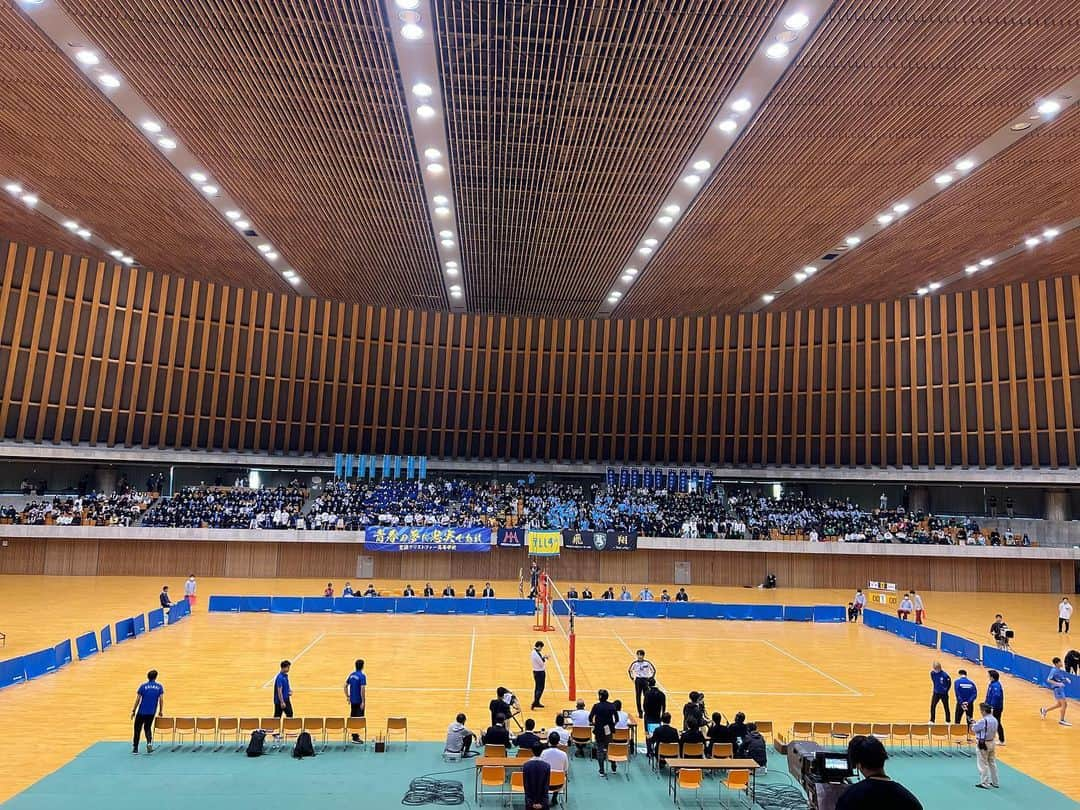 松下翔太郎のインスタグラム：「・ ・ 【春高バレー静岡県予選男子決勝    浜松修学舎3-1聖隷クリストファー】  続けて春高の投稿をもう一つ🏐  今年は、男子決勝の実況を担当させて頂きました。 浜松修学舎は学校史上初の優勝！ 念願の春高全国出場おめでとうございます！ 去年全中優勝を果たした1年生4人がレギュラーに入り、 上級生や控えの選手も活躍し、一丸となって掴んだ優勝。 夏の総体決勝のリベンジを果たしました！  一方、連覇と県三冠を狙った王者・聖隷。 今年は春高全国で日本一を目指していました。  レギュラーはリベロの1人以外全員3年生。 去年の秋に左腕を骨折し、全治半年の大怪我を乗り越えた セッター長岡選手のトスを得点にするんだという想い。 そしてU18日本代表でも中心となって活躍した 大エースの小野駿太選手に楽に決めさせたいと、 夏目選手、勝又選手、荻選手、小山選手、西川選手を始め それぞれが努力して去年より成長してきました。 「誰かのために」の気持ちが本当に強い代だと感じました。  ②Se長岡選手 「駿太にトスを上げられるのは人生において誇れること」  チームメイトにとっても自慢の大エース小野選手を中心に 全国からも注目された聖隷。 今年は決勝で涙を飲みました。  3年生の皆さん、関係者の皆様、本当にお疲れ様でした。 大学でもバレーを続ける選手が多い聖隷の3年生たち。 次のステージでの活躍を応援しています。  今年の県大会も素晴らしい試合の数々で、 心動かされる時間ばかりでした。 静岡の代表校は、男子は浜松修学舎、女子は富士見。 全国大会での活躍を楽しみにしています！  #春高#春高バレー #静岡#浜松#浜松修学舎#聖隷クリストファー #富士見#三島南」