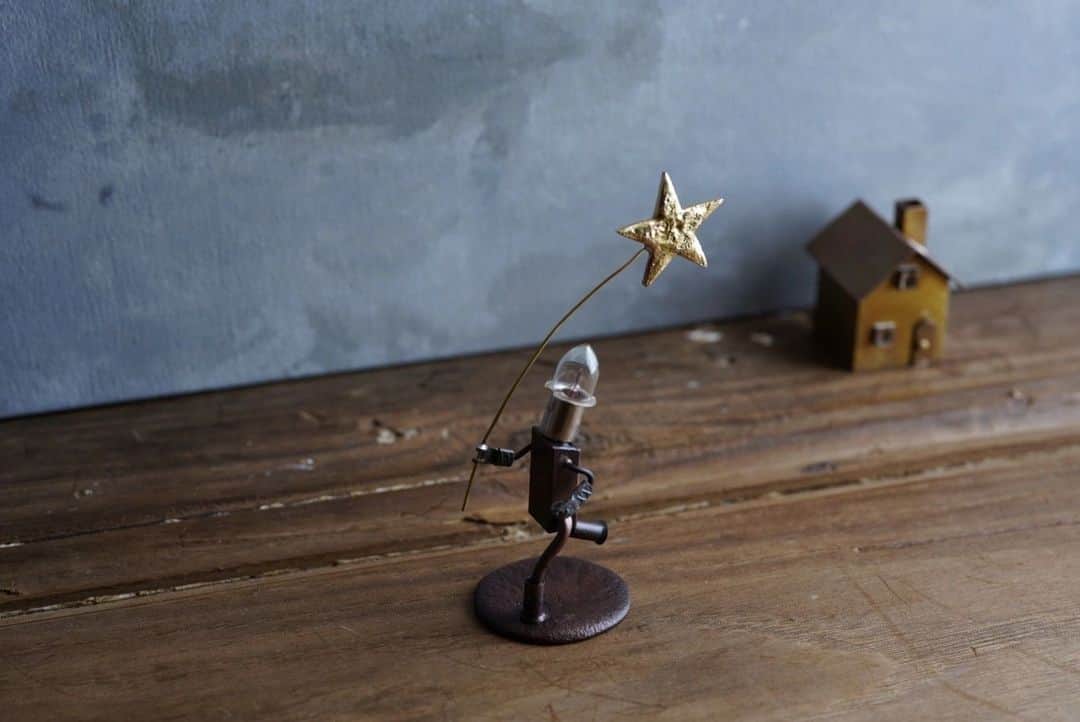 Creemaさんのインスタグラム写真 - (CreemaInstagram)「クリスマスに贈る、大切な人へのプレゼント。そろそろ考え始める時期でしょうか？ Creemaには、贈り手の想いをのせてそのままメッセージを届けてくれるような作品があります。  💫「君の願いが叶うように」——流れ星って　ほんとは　誰かが流してるんだって 🫧「優しい光り」——世界には　誰かが誰かを想う　優しい光が溢れてる  1年のおつかれさまの気持ちを込めて、自分へのご褒美にも。 ふと目にするたび、やさしい気持ちに触れることができる存在です。  - - - - - -  cb worksさんは、銅・真鍮を主な材料として「少しの癒しを与えられる作品作り」をテーマに創作に取り組むクリエイター。 代表作の「ランプマン」は、そんな癒しを届けてくれる作品です。  ——時代はLEDへと変わり 役目を終えようとしている白熱電球 今まで人の為、明かりを灯してきた電球は ランプマンとなり あなたのもとへやってきました  あなたにそっと寄り添うために——  そんな「ランプマン」に込められたストーリーも、見る人、手にする人の心をほっとさせてくれそうです。  - - - - - -  ▶︎ 「君の願いが叶うように」 ／ ￥6,000 （cb worksさん） https://www.creema.jp/item/16331526/detail  ▶︎ 「creema限定　2023クリスマスランプマン　「優しい光」」 ／ ￥5,500 （cb worksさん） https://www.creema.jp/item/16702517/detail  ▶ ご紹介した作品の詳細はプロフィールのリンクからぜひ。→ @creemajp  #クリスマスプレゼント #プレゼント #xmasプレゼント #頑張り屋さんのあの人へ #自分へのご褒美 #cbworks #ランプマン #Creema #handmade #クリーマ #ハンドメイド」11月14日 8時00分 - creemajp