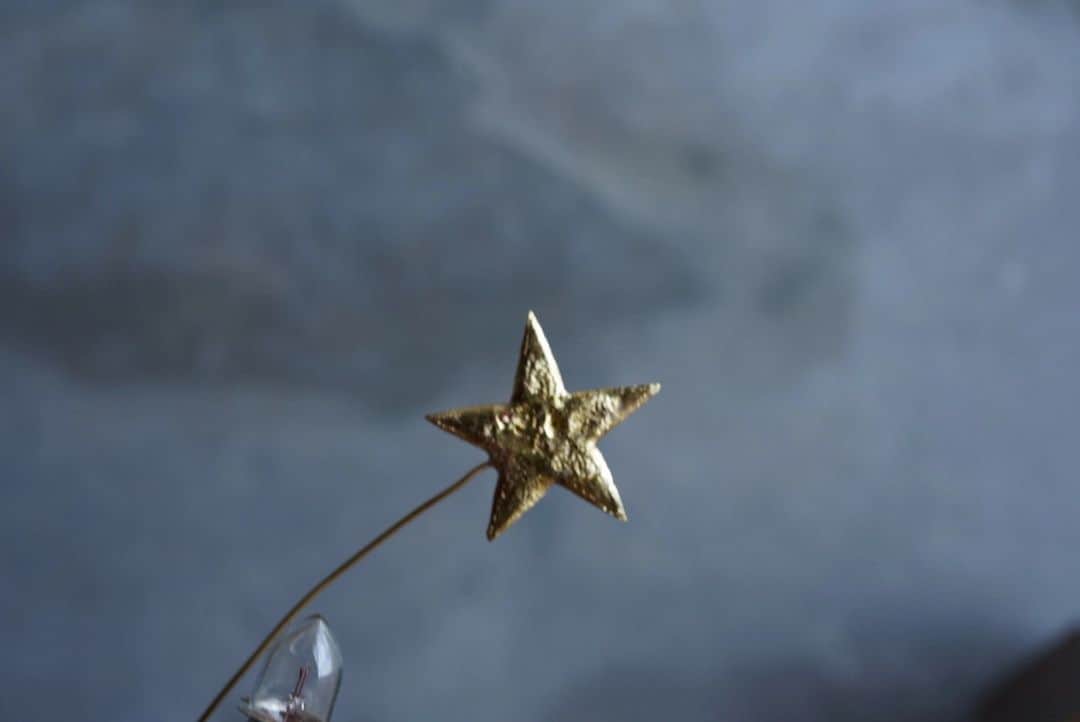 Creemaさんのインスタグラム写真 - (CreemaInstagram)「クリスマスに贈る、大切な人へのプレゼント。そろそろ考え始める時期でしょうか？ Creemaには、贈り手の想いをのせてそのままメッセージを届けてくれるような作品があります。  💫「君の願いが叶うように」——流れ星って　ほんとは　誰かが流してるんだって 🫧「優しい光り」——世界には　誰かが誰かを想う　優しい光が溢れてる  1年のおつかれさまの気持ちを込めて、自分へのご褒美にも。 ふと目にするたび、やさしい気持ちに触れることができる存在です。  - - - - - -  cb worksさんは、銅・真鍮を主な材料として「少しの癒しを与えられる作品作り」をテーマに創作に取り組むクリエイター。 代表作の「ランプマン」は、そんな癒しを届けてくれる作品です。  ——時代はLEDへと変わり 役目を終えようとしている白熱電球 今まで人の為、明かりを灯してきた電球は ランプマンとなり あなたのもとへやってきました  あなたにそっと寄り添うために——  そんな「ランプマン」に込められたストーリーも、見る人、手にする人の心をほっとさせてくれそうです。  - - - - - -  ▶︎ 「君の願いが叶うように」 ／ ￥6,000 （cb worksさん） https://www.creema.jp/item/16331526/detail  ▶︎ 「creema限定　2023クリスマスランプマン　「優しい光」」 ／ ￥5,500 （cb worksさん） https://www.creema.jp/item/16702517/detail  ▶ ご紹介した作品の詳細はプロフィールのリンクからぜひ。→ @creemajp  #クリスマスプレゼント #プレゼント #xmasプレゼント #頑張り屋さんのあの人へ #自分へのご褒美 #cbworks #ランプマン #Creema #handmade #クリーマ #ハンドメイド」11月14日 8時00分 - creemajp