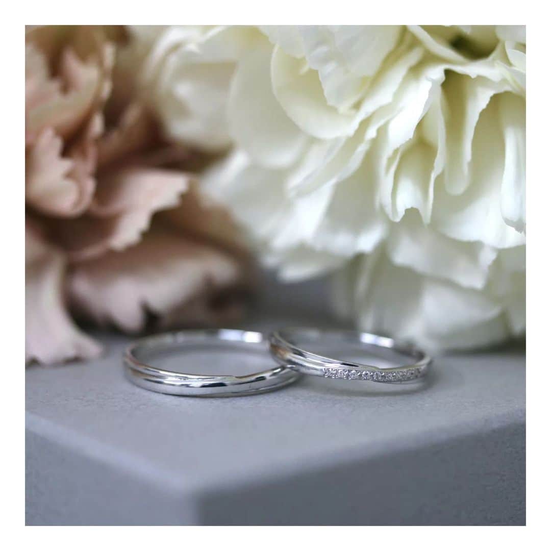 ith / イズ オーダメイド結婚指輪のインスタグラム：「イタリア語で、“交差”を意味する《クローチェ》。  女性の指輪には、9石のダイヤモンドをあしらうことで 厳かさが漂う仕上がりに。  また、厚みを抑えて、着け心地にこだわったデザイン。 結婚指輪が初めての指輪という方へもおすすめです。  結婚指輪(男性)：クローチェ Pt950：137,000円〜  結婚指輪(女性)：クローチェ Pt950：134,000円〜  ***********************************  ⧉ ith 公式WEB @ith_marriage アカウントTOPへ  ☞ プロフィールURLをタップ  ⧉ 暮らしに寄り添うジュエリー ith online store ☞ @ith_jewelry  ***********************************  #結婚指輪 #マリッジリング #婚約指輪 #エンゲージリング #カスタマイズ #オーダーメイド #手仕事 #職人 #アトリエ #クロス #着け心地 #プラチナ」