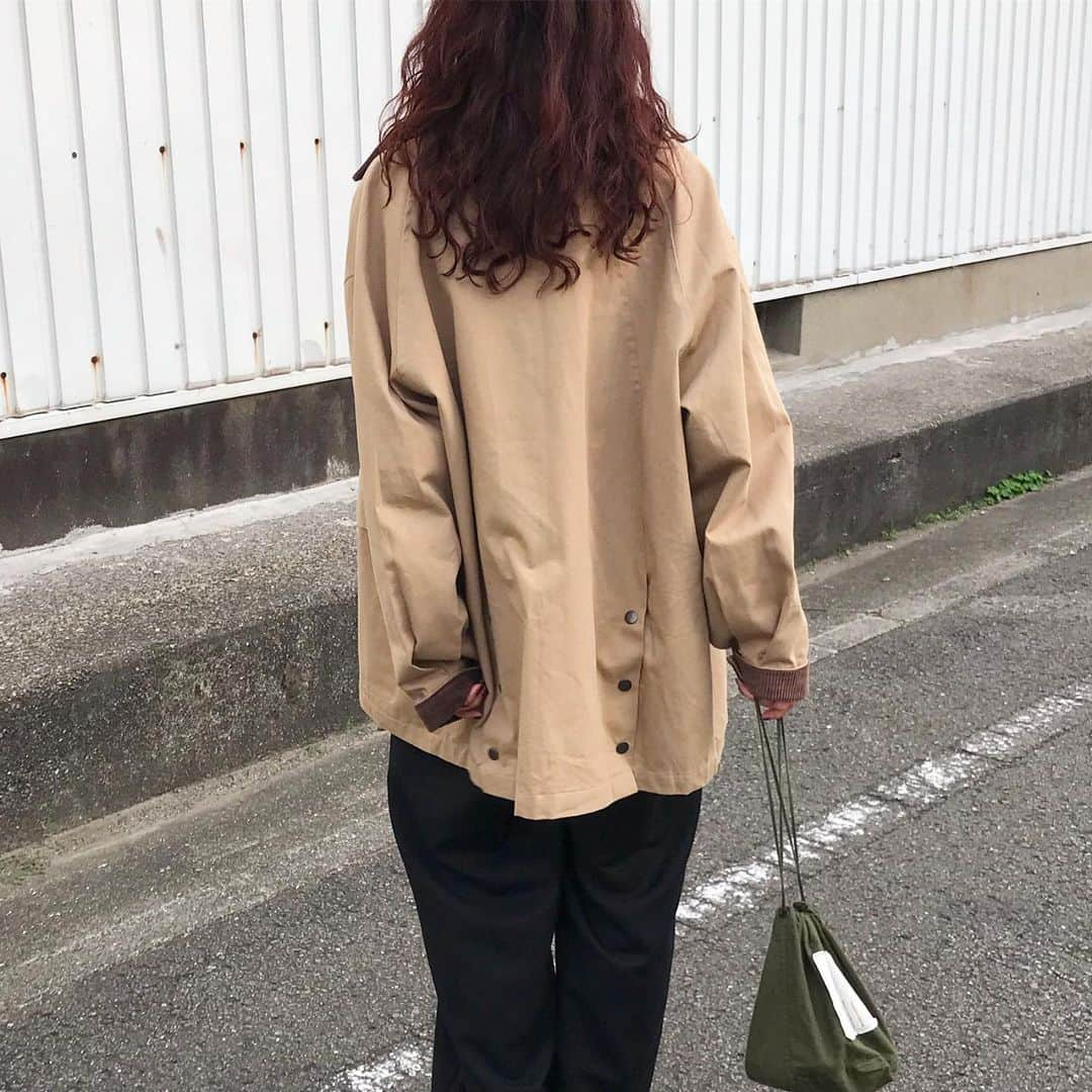 kumikaさんのインスタグラム写真 - (kumikaInstagram)「@nugu_klee のお気に入りアウター着回し❤️  ビフォートブルゾン/beige  メンズのカバーオールを羽織った感じのサイズ感が好きすぎて🥰 ベージュもカーキも古着のような素材で、襟と袖のコーデュロイの配色も可愛い💓 後ろのボタンのデザインもポイントで、後ろ姿もお洒落✨✨ 裏地付きなので保温性もあります🙆‍♀️  カーキも可愛いすぎてめっちゃ悩んだけど、持ってなかったベージュ×ブラウンの方を買い取り✨  急に寒くなったから、インナーに @clotho.003 のフリースベスト💕 主役でも可愛かったけど、冬はアウターのinに着たりしてレイヤードを楽しみたい☺️  このベスト、薄手で軽いフリースやのに、見た目以上にめっちゃ暖かいんです💓  パンツはいつもの　@nugu_klee  ワンタックバンディングスラックスのblackです👖 . . . . outer.pants @nugu_klee  vest @clotho.003  inner#canaljean bag#personaleffectsbag  shoes#adidas#adidasspezial  . . . . #ブルゾンコーデ#カバーオール#コーデュロイ#レイヤードコーデ#フリースコーデ#フリースベスト#ベージュコーデ#古着コーデ#古着女子#adidasshoes #ブラウンコーデ#秋冬コーデ#メンズライク女子 #レイヤーカット #tbt#ootd#instafashion#outfit#ママコーデ」11月14日 8時00分 - kumika_iiio2