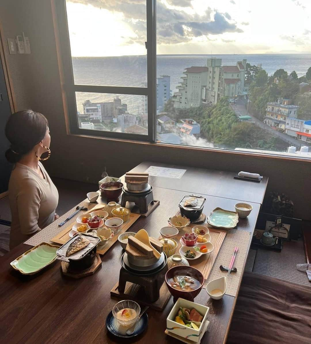 坂木優子のインスタグラム：「♡ ♡ ♡  海を眺めながら🌊 ゆっくりと朝食をいただき １日のスタートを♡ こころの栄養もたっぷり 充電できました♡ 今日も良い１日で ありますように♡  素敵なご縁をつないでくれた♡ 友人でもあり　伊豆を代表するリポーター 久保田美江ちゃん♡ @kaimakana_handmadejewelry  伊豆の魅力をたっぷり堪能できました♡ ありがとう♡  そして　@atagawa_prince_hotel  の皆さま♡ 居心地の良い空間と　素敵なおもてなしを ありがとうございました♡  #朝食メニュー #おはようございます #熱川プリンスホテル #熱川温泉 #露天風呂#海が好き #女子旅行 #女子旅 #個室 #足湯#ホテル #温泉 #スパ #東伊豆 #伊豆旅行 #ドライブスポット #熱川 #美味しいご飯 #しあわせ #ありがとうございます   #坂木優子」