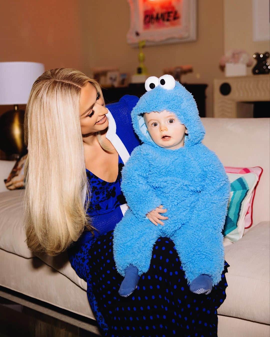 パリス・ヒルトンさんのインスタグラム写真 - (パリス・ヒルトンInstagram)「I think I might have an addiction to baby costumes 😂 I can’t help it!! 🥹💙👶🏼 #CookieMonster」11月14日 8時12分 - parishilton