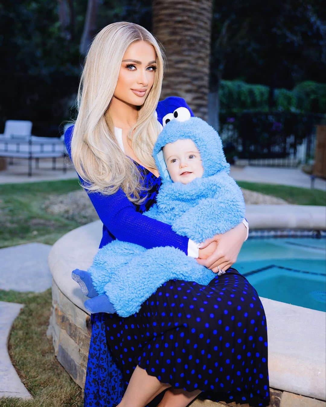 パリス・ヒルトンのインスタグラム：「I think I might have an addiction to baby costumes 😂 I can’t help it!! 🥹💙👶🏼 #CookieMonster」