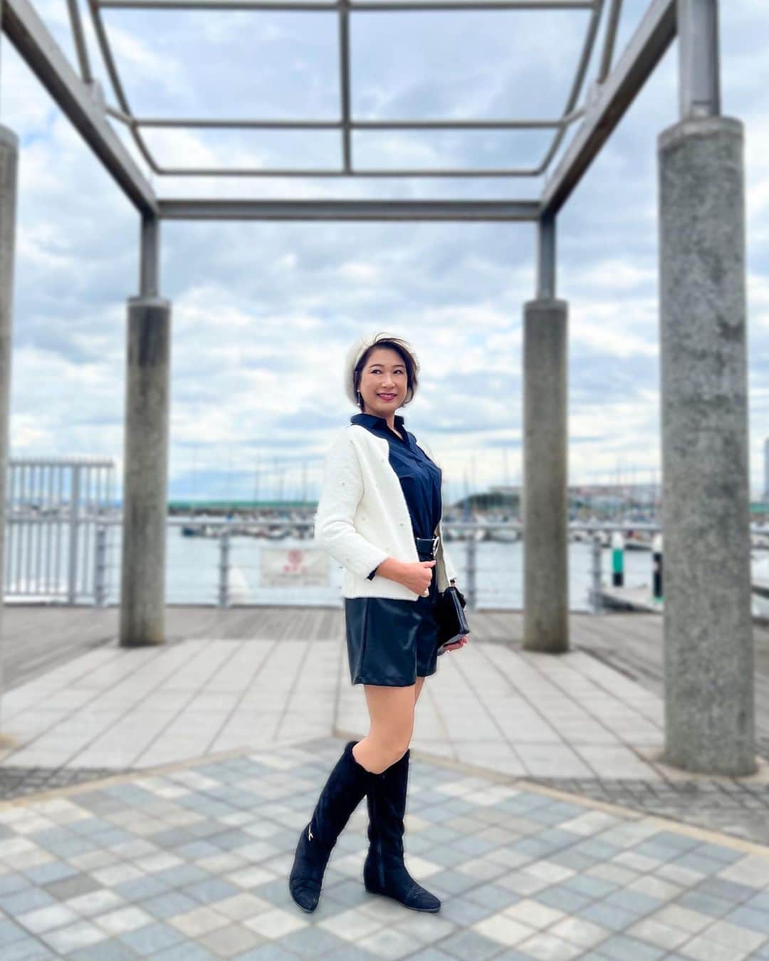 田中浩実のインスタグラム：「✧︎  ずっと触れていたいほどふんわりとした優しい肌触りのカーディガン♡  小粒のビジューがさり気ない輝きでキラキラと痕跡を残す様な煌めきがステキです⟡.·*.  ブラックも素敵なのだけど、今回は冬の街を明るくしてくれるホワイトを選びました！  冬のホワイトってステキですよね♡  カラー2種類 ●ブラック、ホワイト  Tops @ala_mode2015  商品番号 #mode-8248  #PR #sawaalamode #サワアラモード#サワジェンヌ #モデル  #コーディネート #レディースファッション #大人女子 #大人ファッション #大人コーデ #アラフィフファッション #アラフィフコーデ #アラフィフ #カーディガン #50代コーデ #lifestyle #fashion」