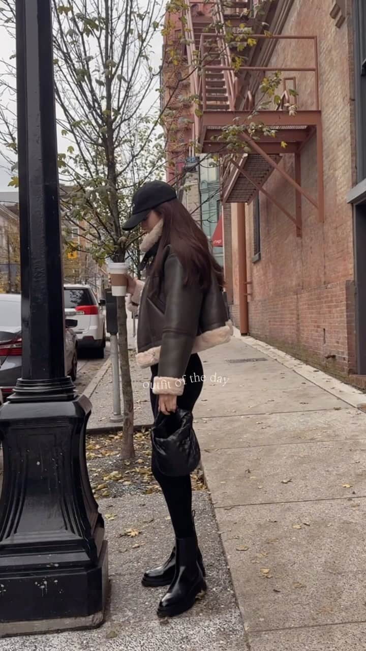 YUKIのインスタグラム：「outfit of the day🤎  ムートンの厚みがしっかり出るように めちゃくちゃ生地探してもらって ラインの位置も数も配色も何度も修正かけてもらって 襟の高さも、丈感も、後ろの張り具合も たくさんこだわったお気に入りのアウター🥺  襟のベルト2本閉めて チャックは開けたままの この着方が好きです🥰  #libjoie #23aw #ootd #outfit #vancouver #canada」