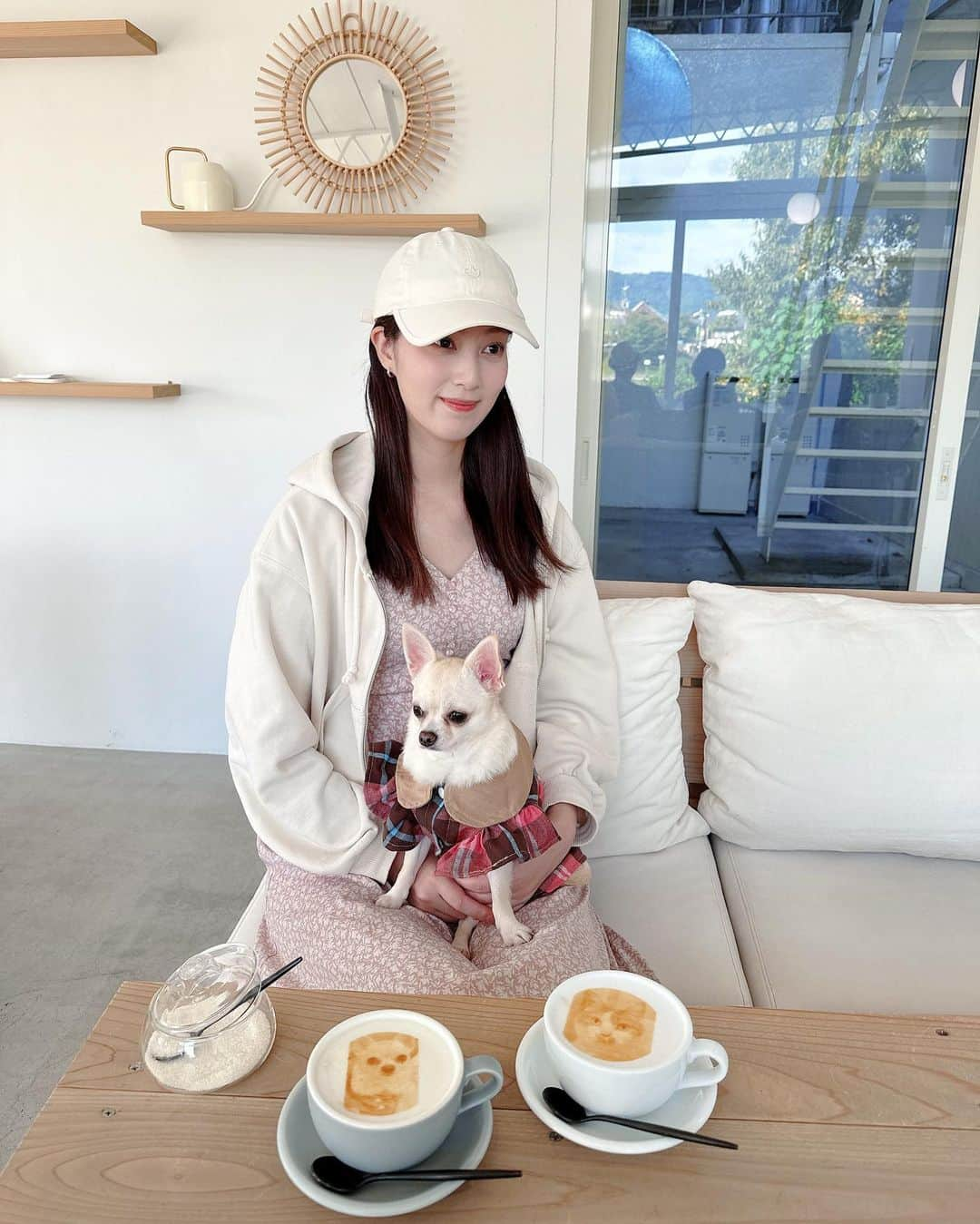 松原伊予菜さんのインスタグラム写真 - (松原伊予菜Instagram)「'  好きな写真でラテアートができるcafe☕🚪️´- ちゃみと実家にいるみるの写真で ラテアートを作ってもらいましたぁ〜☺️🫶🏻🤍 可愛いくてなかなか飲めなかった😂‼︎  京都の出町柳駅から近くのcafe planet🪐 店内わんこ🐶okです🪧  #kyoto#京都#出町柳カフェ#出町柳#cafeplanet#わんこokカフェ#京都カフェ#cafe#カフェ#河原町カフェ#わんこok#犬とおでかけ#チワワ#ちわわ#ロンチー#ラテアート#京都旅行#京都観光#京都ランチ#京都グルメ#京都カフェ巡り」11月14日 8時14分 - iyona_147