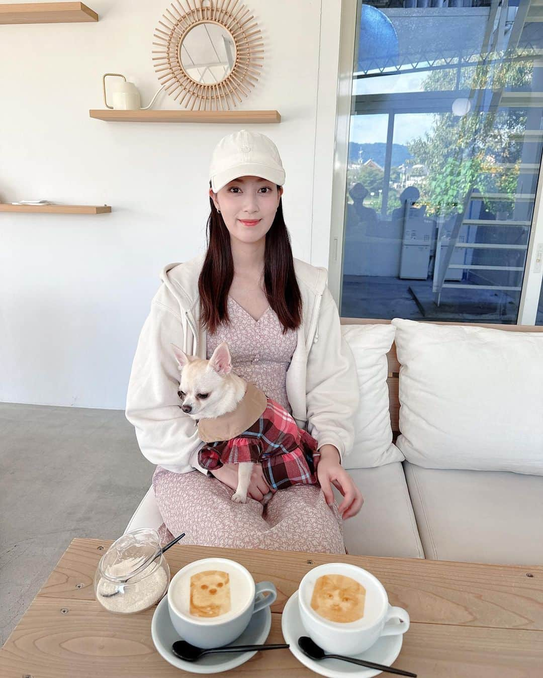 松原伊予菜さんのインスタグラム写真 - (松原伊予菜Instagram)「'  好きな写真でラテアートができるcafe☕🚪️´- ちゃみと実家にいるみるの写真で ラテアートを作ってもらいましたぁ〜☺️🫶🏻🤍 可愛いくてなかなか飲めなかった😂‼︎  京都の出町柳駅から近くのcafe planet🪐 店内わんこ🐶okです🪧  #kyoto#京都#出町柳カフェ#出町柳#cafeplanet#わんこokカフェ#京都カフェ#cafe#カフェ#河原町カフェ#わんこok#犬とおでかけ#チワワ#ちわわ#ロンチー#ラテアート#京都旅行#京都観光#京都ランチ#京都グルメ#京都カフェ巡り」11月14日 8時14分 - iyona_147