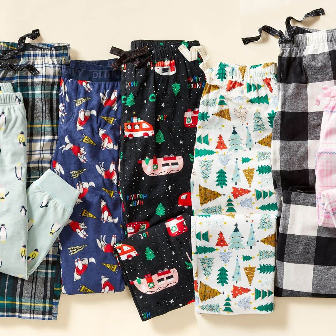 Old Navyのインスタグラム：「don't sleep on jingle jammies (but do sleep in them)  #festivevibes #bestpjs #pickyourfavorite」