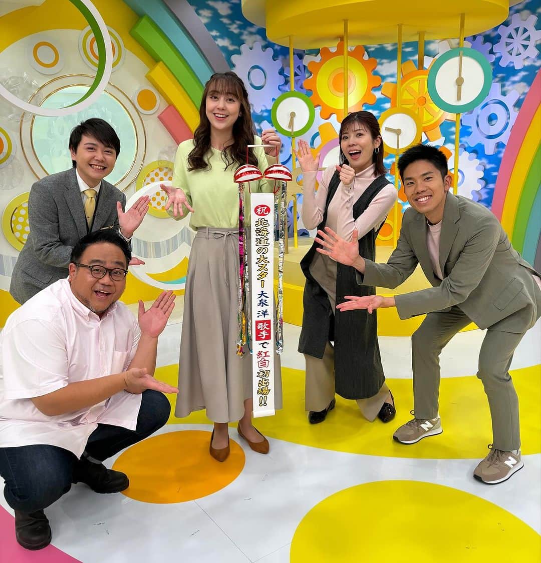 北海道テレビ「イチオシ！モーニング」のインスタグラム：「#イチモニ　は今年も北海道の大スター #大泉洋　さんを勝手に全力でお祝いさせていただきました✨🎊  #ブラボー #くす玉今年は成功 #大きいくす玉が欲しい #紅白 #HTBはザワつく大晦日」