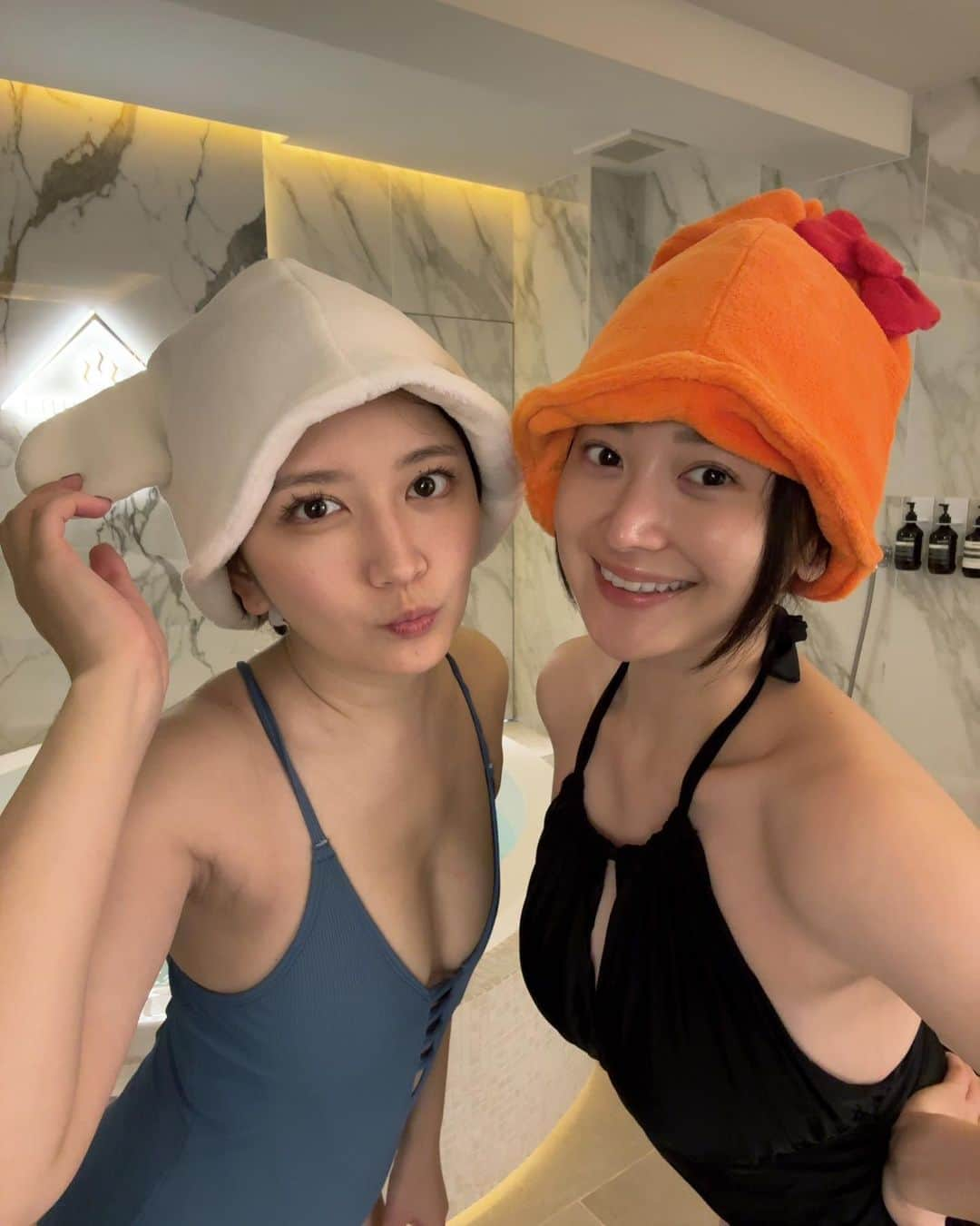 清水楓さんのインスタグラム写真 - (清水楓Instagram)「🧖‍♀️🧖‍♀️🧖‍♀️ サウナでととのうを理解した私 （まだ理解して2回目） いつも、誘ってくれる ゆめちゃんに感謝🌞  サウナハット交換会したよ🌝✌️ ミントブルーの 可愛いのをくれた🩵 流石過ぎる〜！お気に入り  私はオレンジ色のマイメロちゃんを渡しました🧡 ゆめちゃん、オレンジ色似合うね！やっぱり！！  #サ活 #sauna #🧖‍♀️  #サウナ #サウナ女子」11月14日 8時28分 - kaede_shimizu