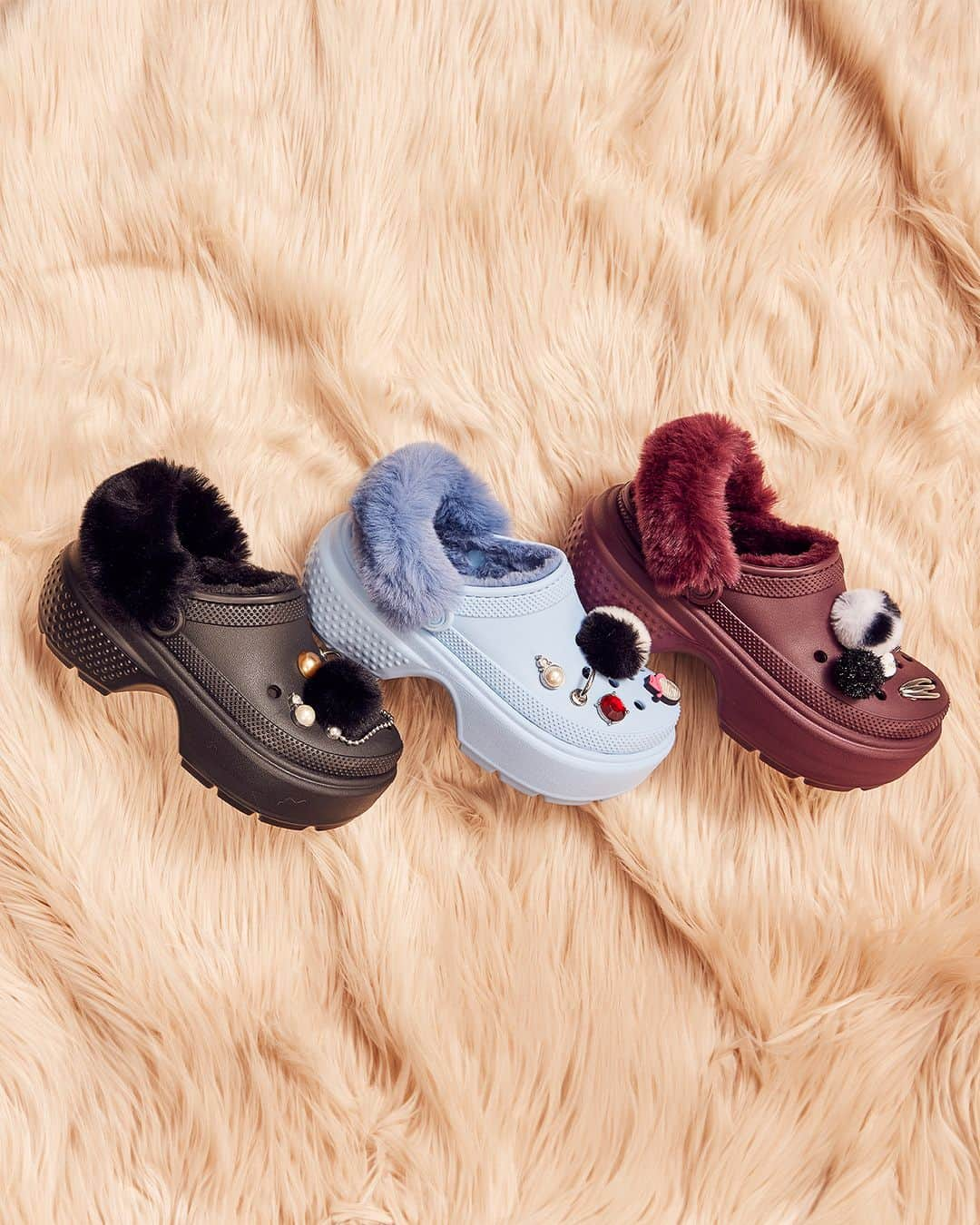 クロックス（crocs）のインスタグラム：「今年の冬は、 ストンプ コレクション  ＃クロックス #秋冬コーデ」