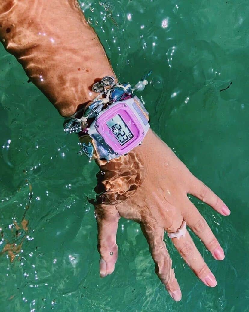 フリースタイルさんのインスタグラム写真 - (フリースタイルInstagram)「Dive into pool days in retro style with @freestylewatches 🌊 The essential #endlesssummer accessory to add a laidback splash to any adventure, keeping you cool from beach 🏖️ to poolside 🏊‍♀️🏊‍♂️   🦈: #sharkwatch Blue Tie Dye 📷: @hhannahshelton _ #myfreestylewatch #watchpics #watchdaily #watchshot #swimtime #poollife #pooldays #jewelryaddict #coastalvibes」11月14日 8時35分 - freestylewatches