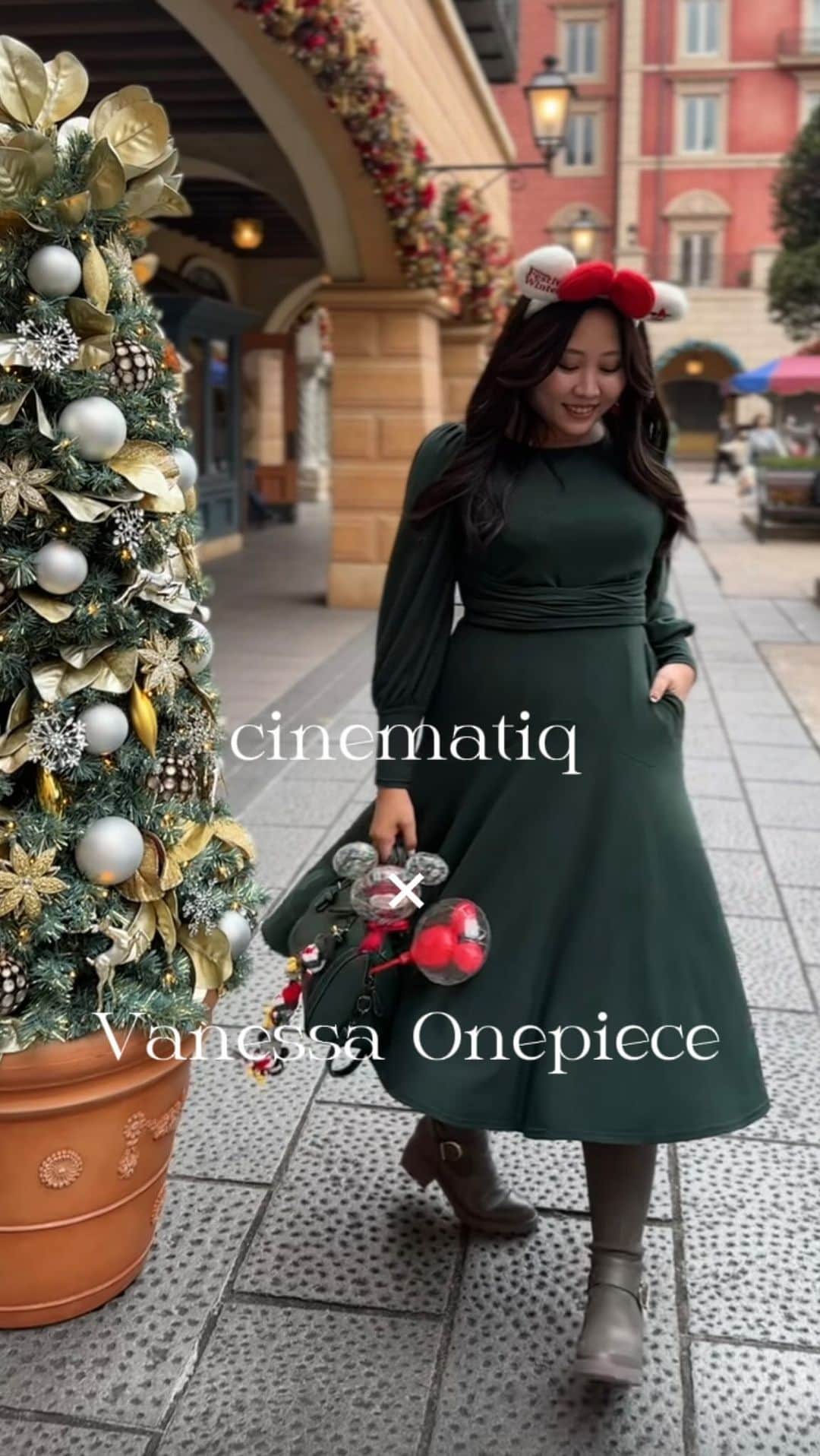 ルナのインスタグラム：「@cinematiq_official のヴァネッサワンピース👗  ワンサイズだけど生地が柔らかくて かなり伸びるから着心地最高◎  ウエストのデザインとマーメイドっぽい 切り替えが可愛くてお気に入り💡  クリスマスディズニーに着て行きました♡  500mlのペットボトルが入る おっきなマジカルポケットが付いてて便利だよ✨  カラー:グリーン　サイズ:F 身長163㎝/胸囲97㎝/ヒップ107㎝ ┈┈┈┈┈┈┈┈┈♡ #シネマティック #シネマティックコーデ #マジカルポケット　#洋服以上かばん未満 #cinematiq #グラマーさんにおすすめ #163cmコーデ #着痩せコーデ #細見えコーデ #ヴァネッサワンピ #ヴァネッサワンピース  #ぽっちゃりコーデ #ぽっちゃりファッション #楽ちんワンピ #細見えワンピース #着痩せテク #着痩せ効果 #アラサーコーデ #アラサーファッション #ディズニーコーデ #ディズニーバウンド #ディズニークリスマス #東京ディズニーシー #ディズニーシー #リルリン #クリスマスコーデ #tokyodisneysea #disneychristmas #るなディズニー」