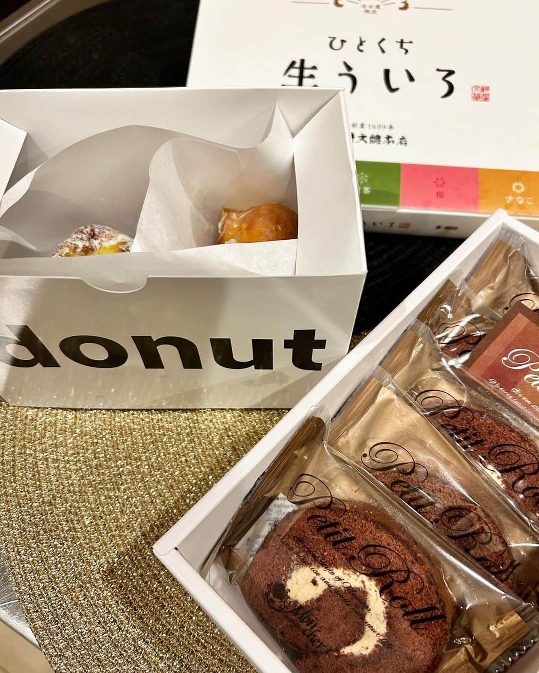 葉月里緒奈さんのインスタグラム写真 - (葉月里緒奈Instagram)「遅い時間(23時過ぎ)の夕ご飯だから軽めにしてとのリクエストに応えたのに。 食後にデザートを食べるJD。 意味わからん。 #おうちごはん #夕ご飯#ヘルシーサラダ #パプリカドレッシング#頂き物のスィーツあれこれ#ありがとうございます #rionahazuki」11月14日 8時48分 - riona_hazuki