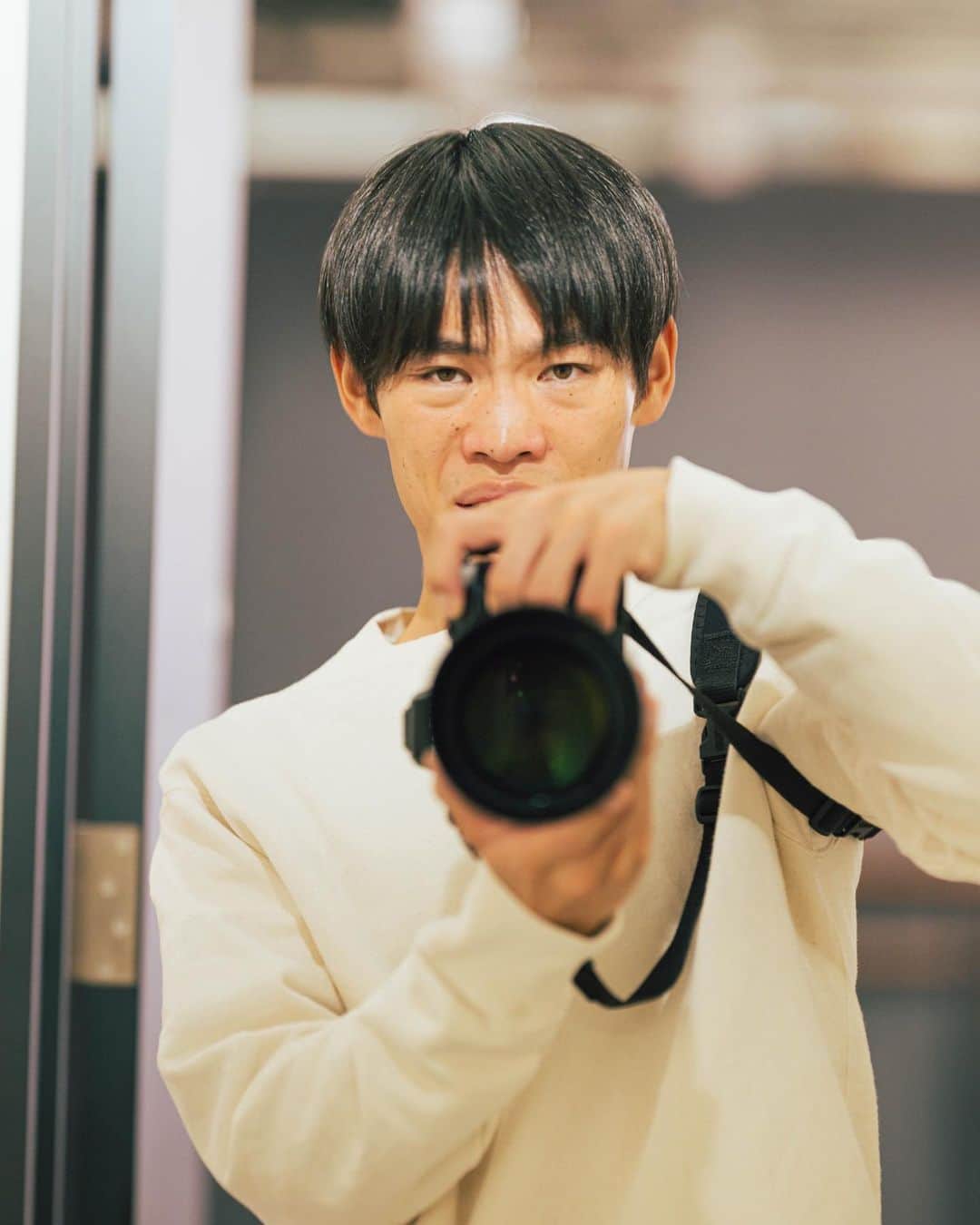 のインスタグラム：「今日はかが屋文庫が更新される日。 11月14日(火) 『かが屋文庫』 20:00~(かが屋文庫YouTubeチャンネル)  今日からあがるやつは好きなやつだったはずなので観てもらえたら嬉しいです。来年の1月の一週間興行のお知らせももう少しあとで出来るはず。昨日整体に行って鍼を刺してもらったのですが、痛すぎて笑い止まらなくなってたら整体師さんもそれにつられて笑い出してお互い爆笑みたいな時間あった。鍼刺してる人も刺されてる人も爆笑してるの恐怖空間だった。」